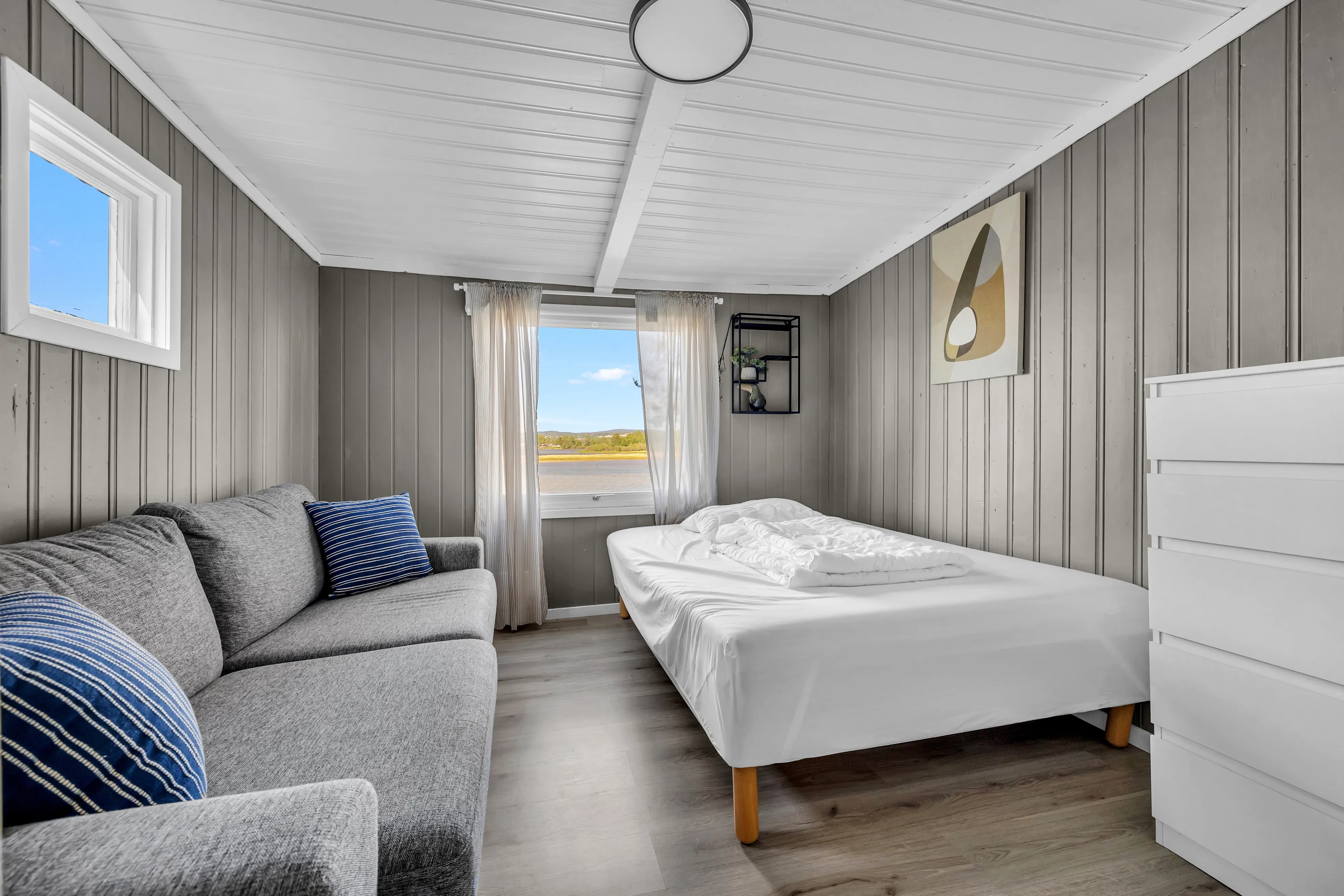 Norwegian Lakeside Cabin with Sauna and Expansive Terrace - View image 22 of 34