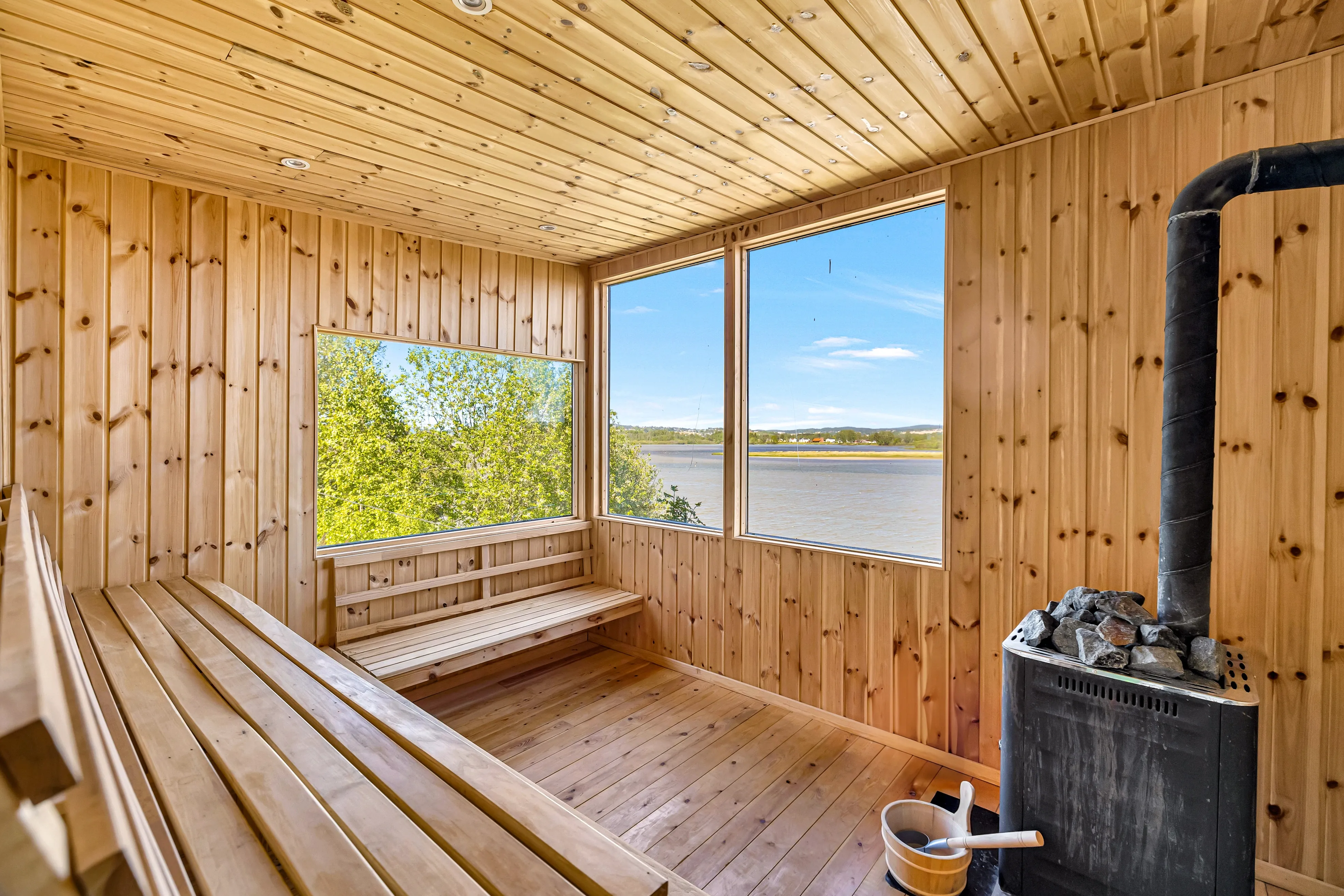 Norwegian Lakeside Cabin with Sauna and Expansive Terrace - View image 28 of 34