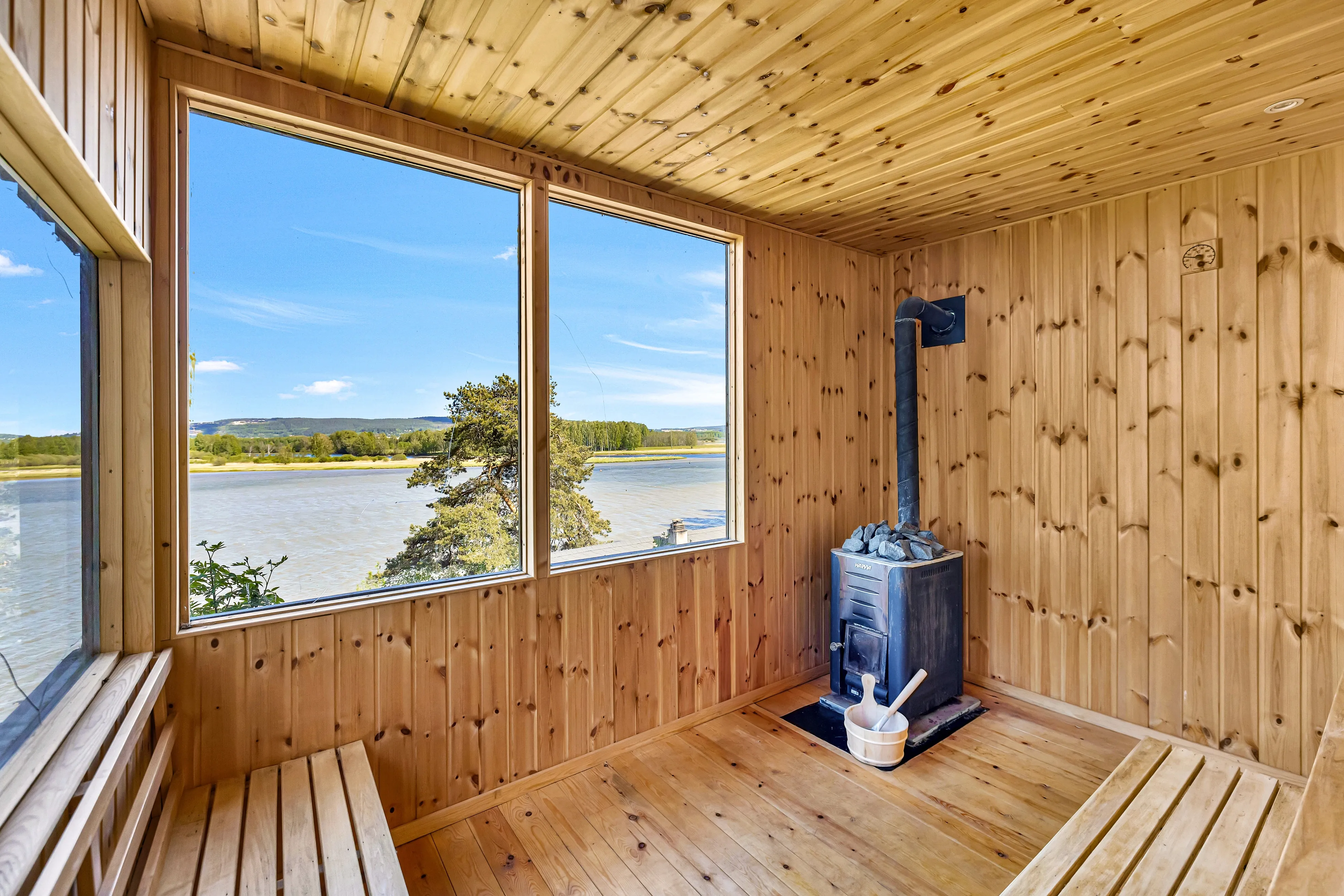 Norwegian Lakeside Cabin with Sauna and Expansive Terrace - View image 30 of 34