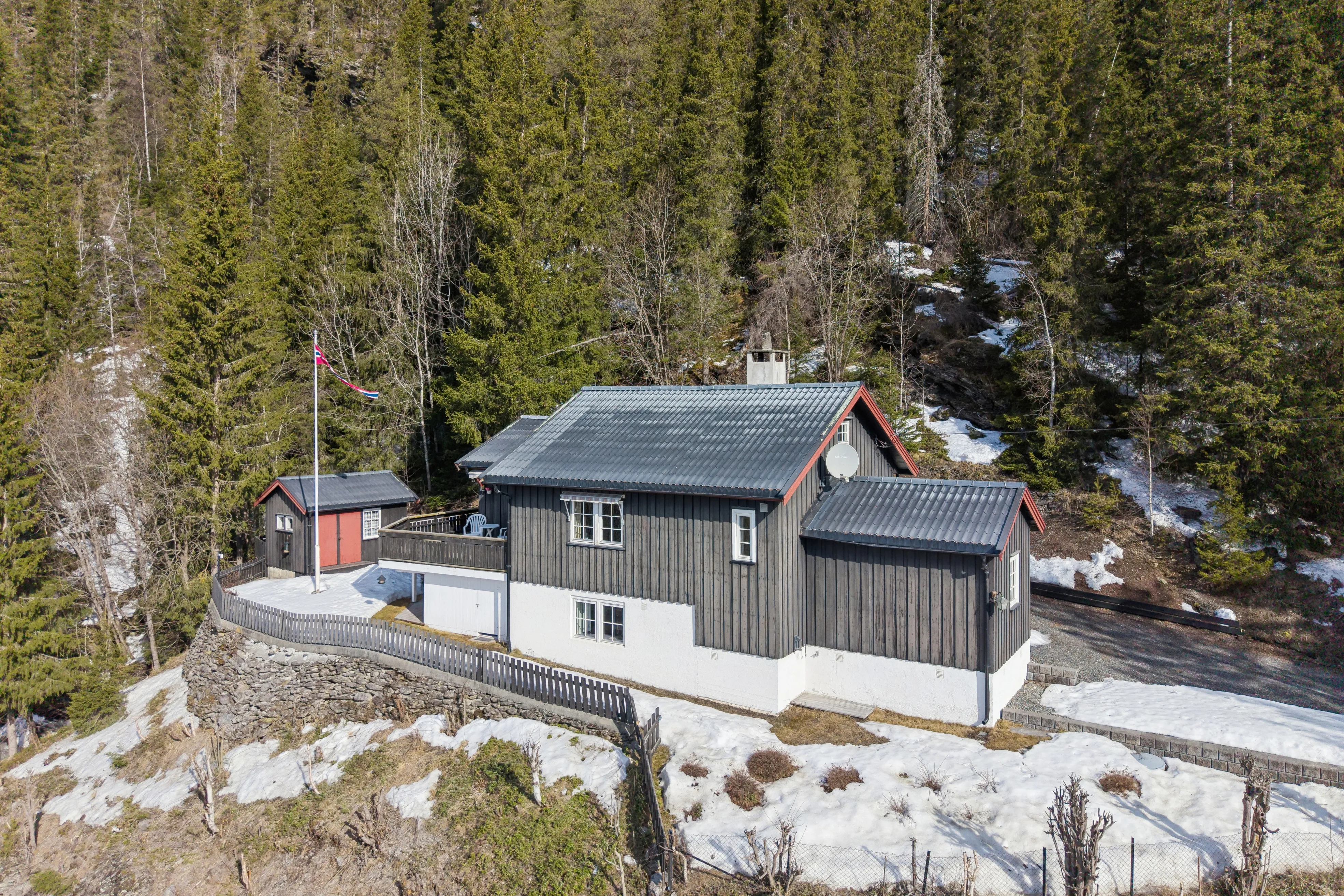 1960s Cabin in Norway's Øystre Slidre with Terrace and Garden - Image 1