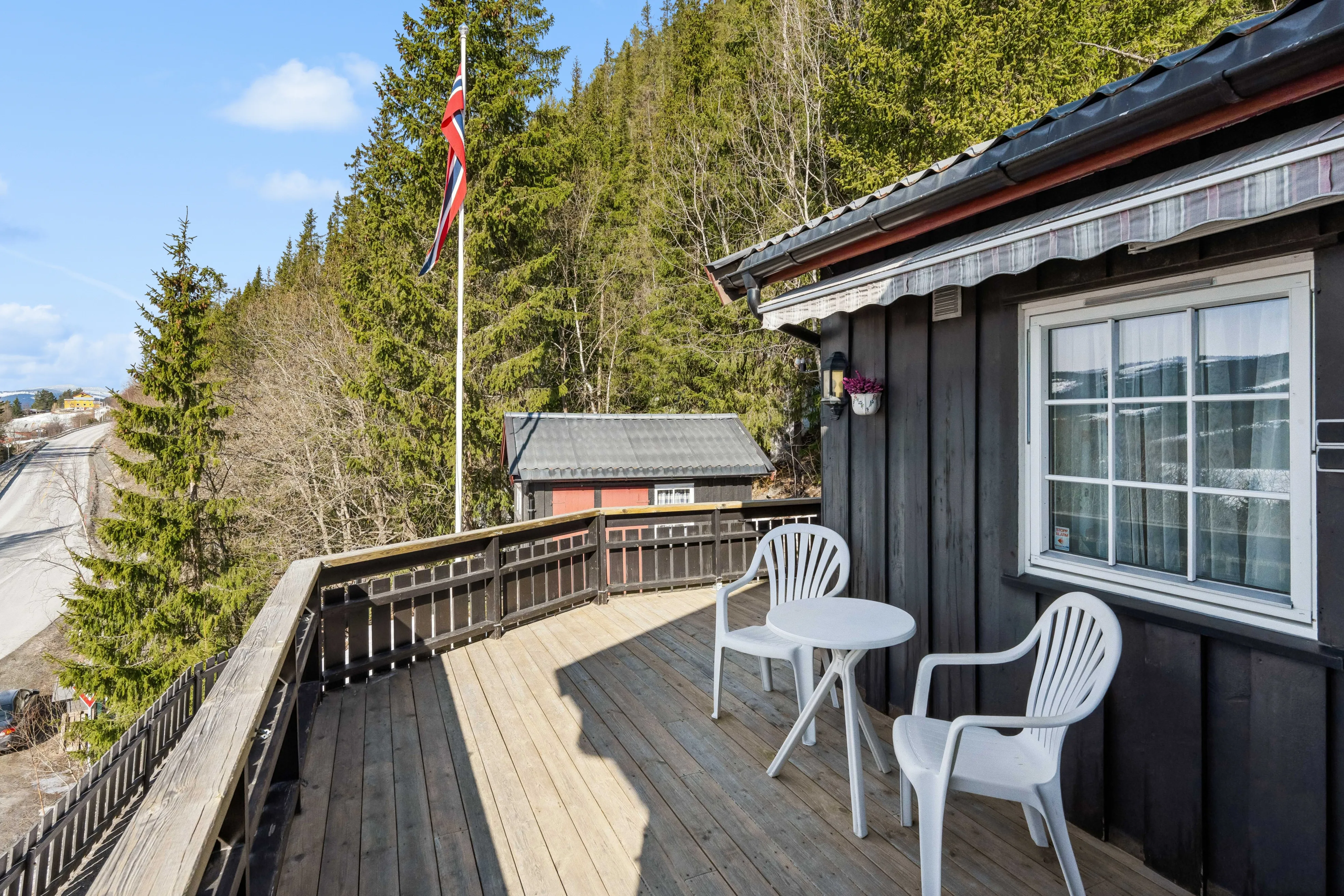 1960s Cabin in Norway's Øystre Slidre with Terrace and Garden - Image 4
