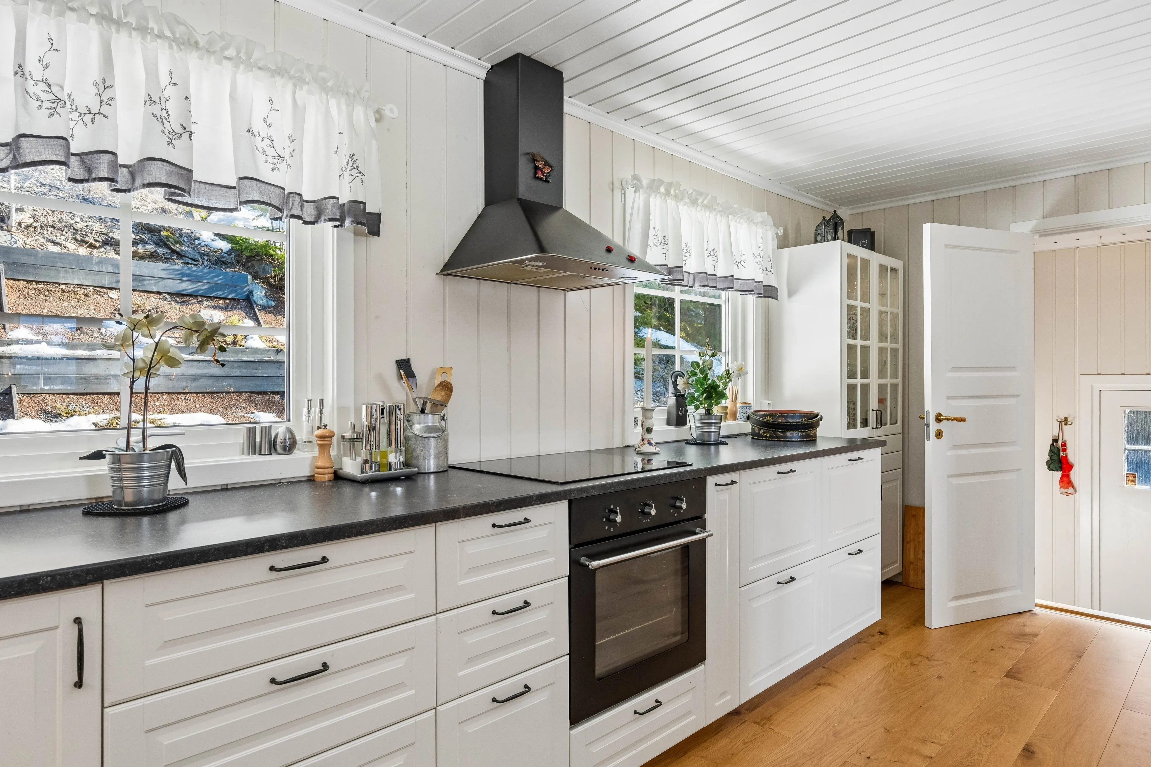 1960s Cabin in Norway's Øystre Slidre with Terrace and Garden - View image 8 of 31