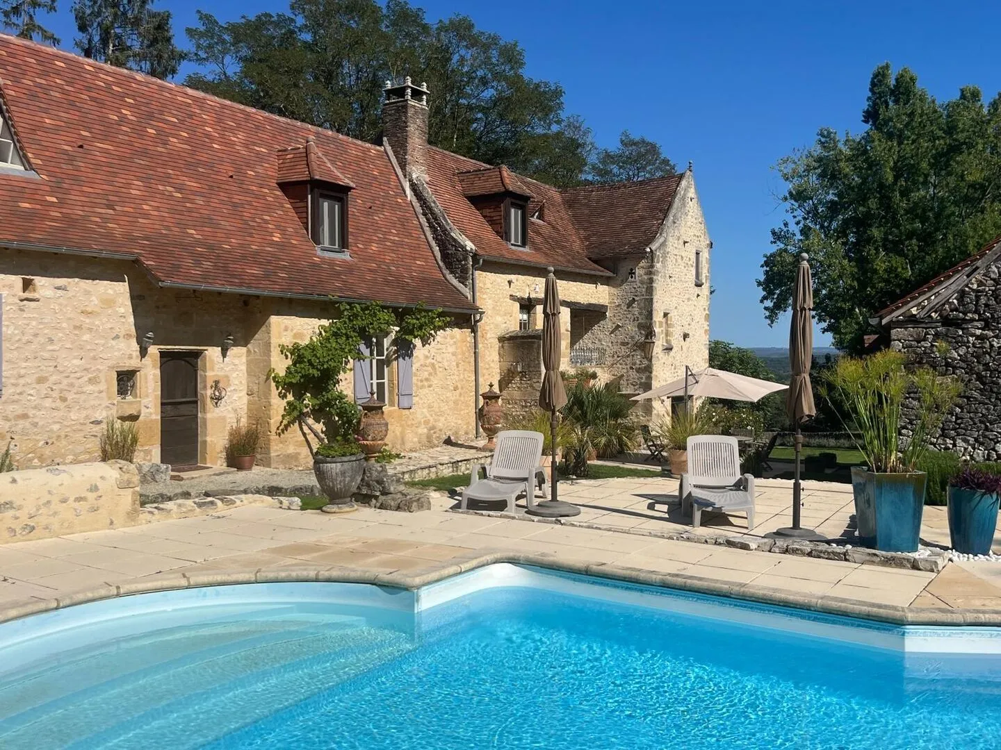 Historic 4-Bedroom House with Pool and Barns in Scenic Montignac, France - Image 1