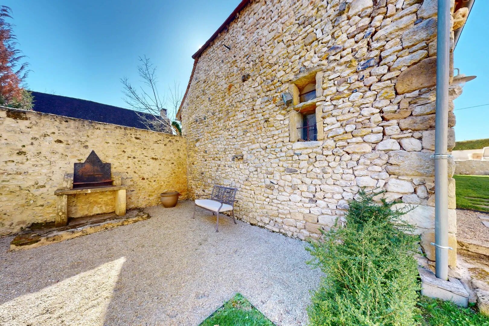 Historic 4-Bedroom House with Pool and Barns in Scenic Montignac, France - View image 22 of 34