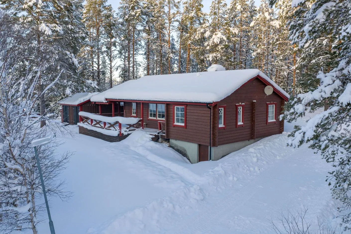 1960s Swedish Retreat: 4-Bedroom Home on Expansive Lot in Funäsdalen - Image 2
