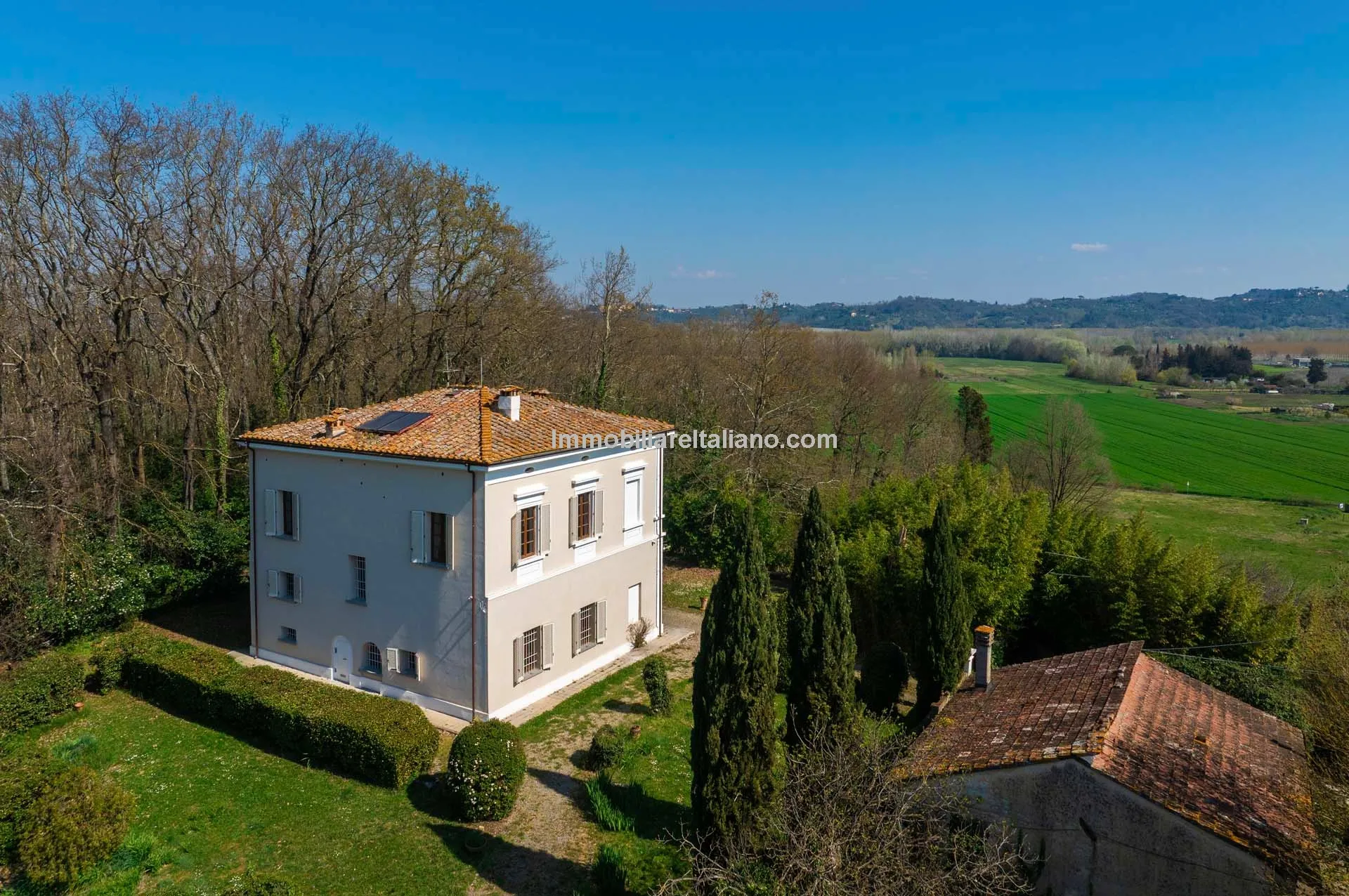 Tuscan Villa with Expansive Grounds and 6 Bedrooms in Pontedera, Pisa - Image 3