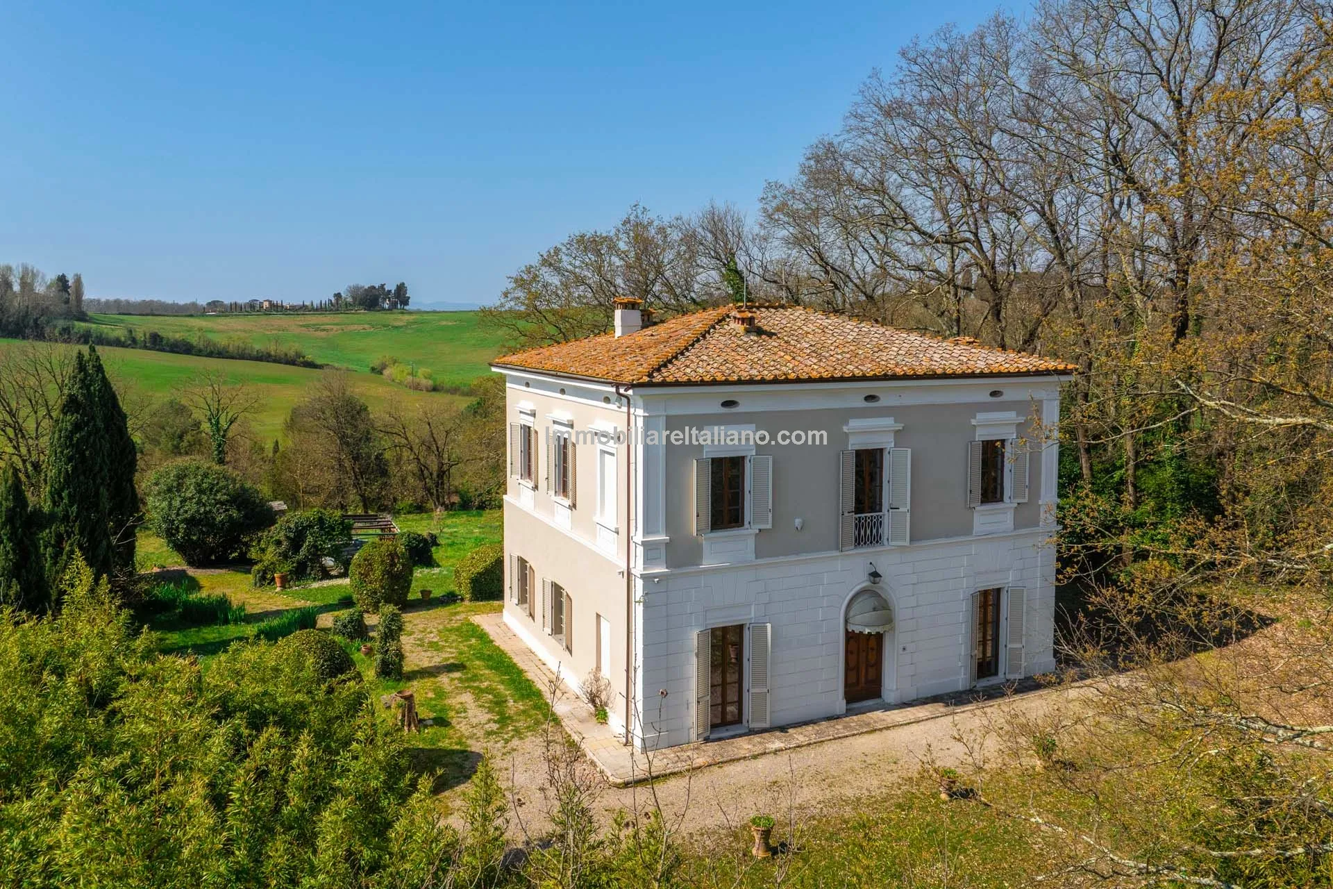 Tuscan Villa with Expansive Grounds and 6 Bedrooms in Pontedera, Pisa - Image 5