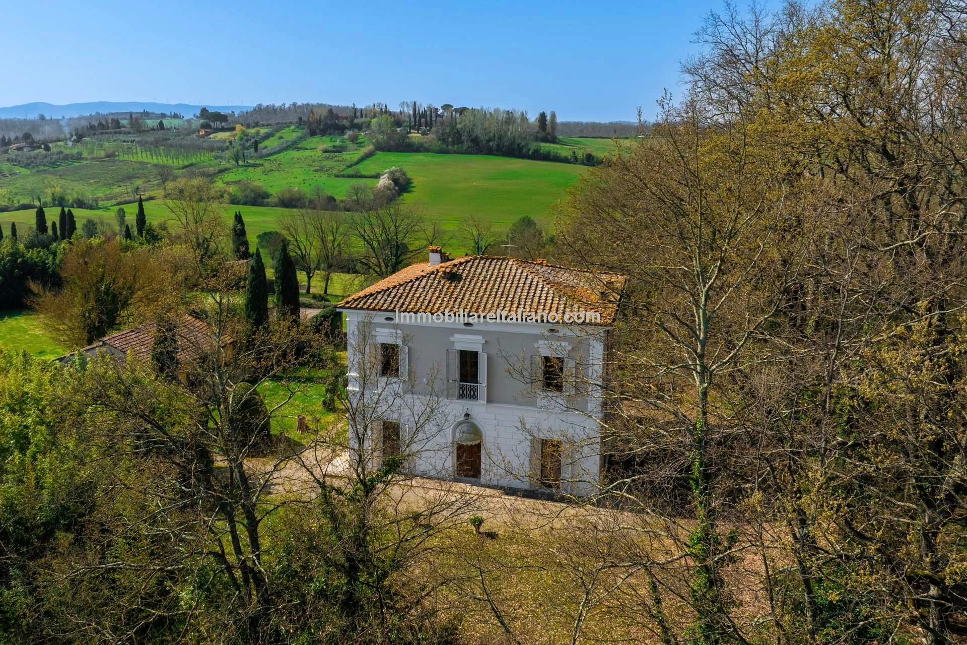 Tuscan Villa with Expansive Grounds and 6 Bedrooms in Pontedera, Pisa - View image 6 of 43