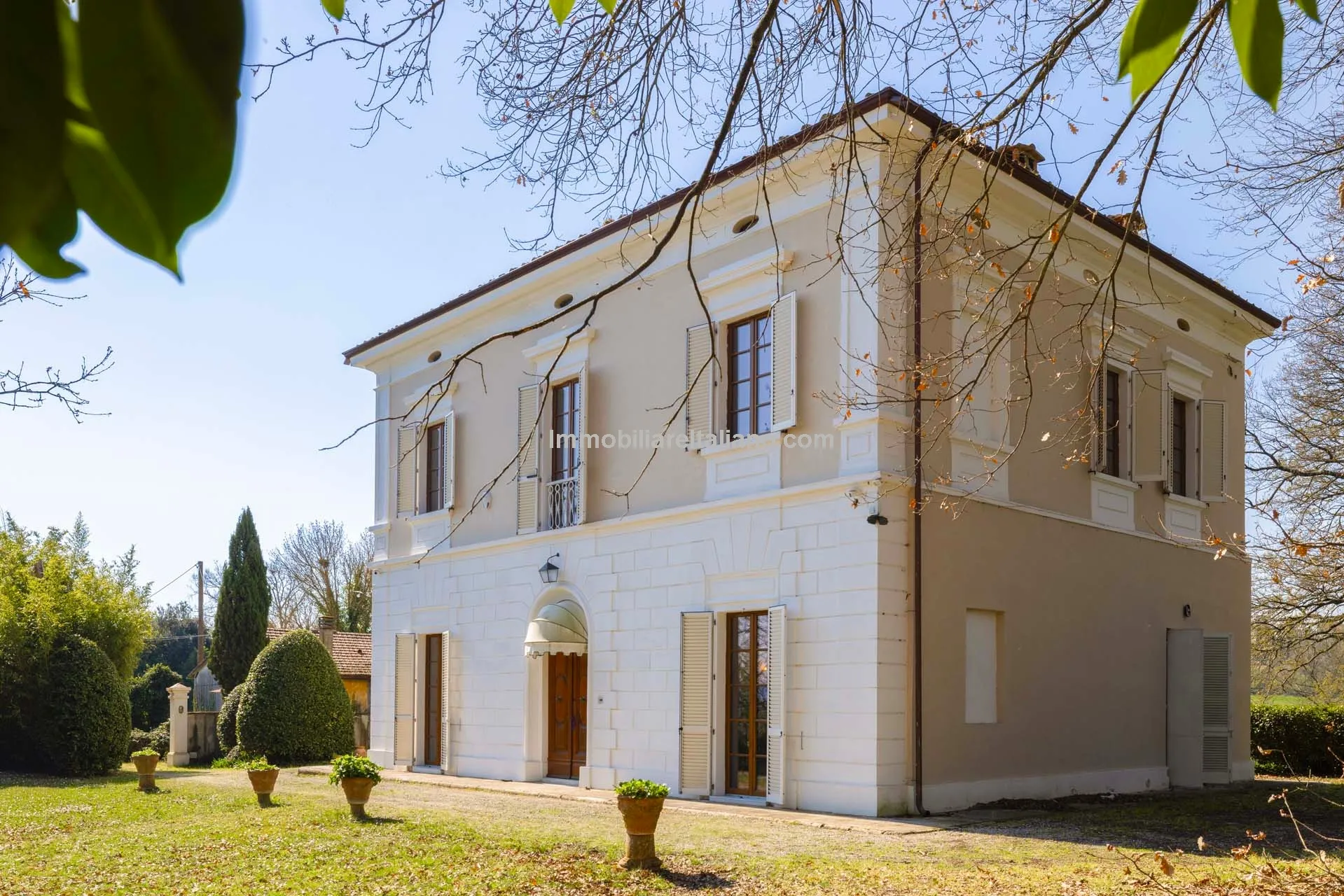 Tuscan Villa with Expansive Grounds and 6 Bedrooms in Pontedera, Pisa - View image 7 of 43