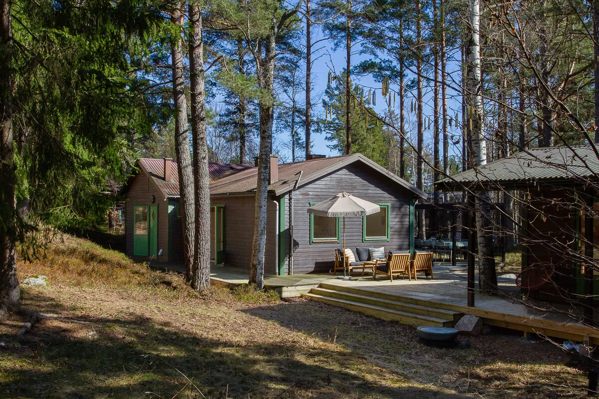 1970s Swedish Country House with Expansive Garden in Muskö - Image 1