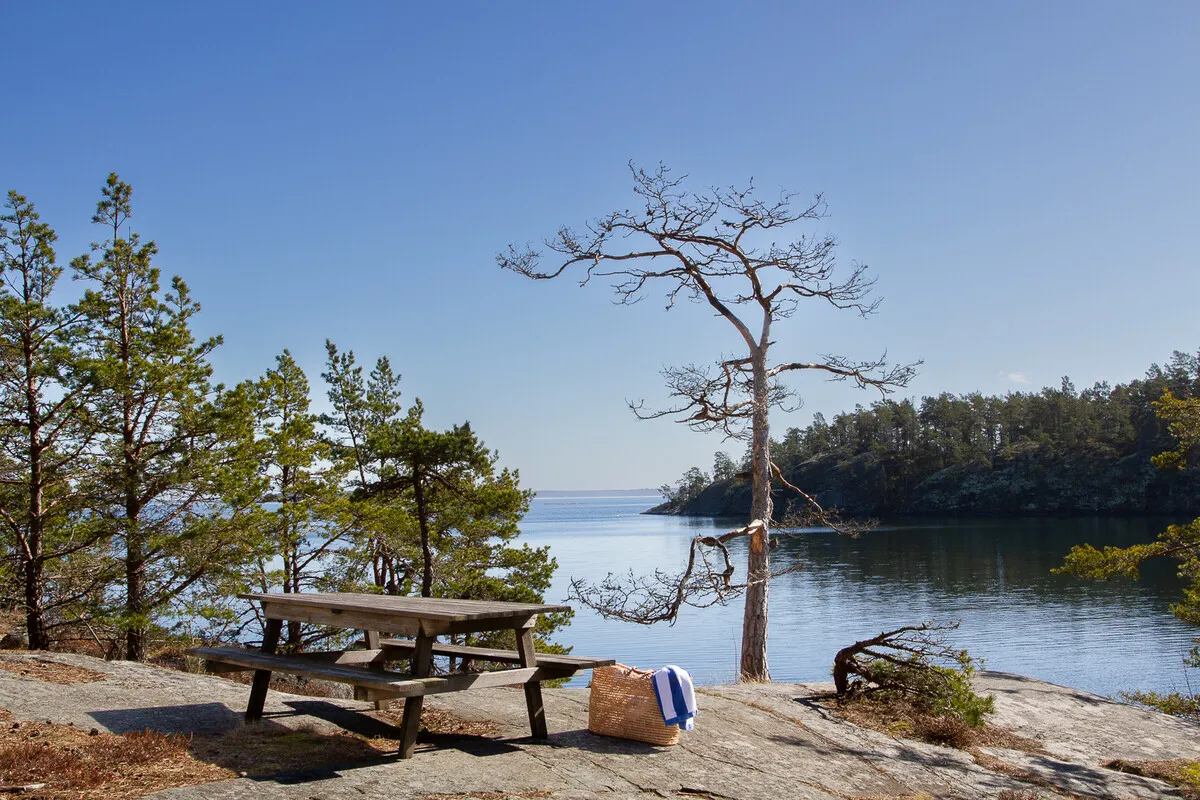 1970s Swedish Country House with Expansive Garden in Muskö - Image 2