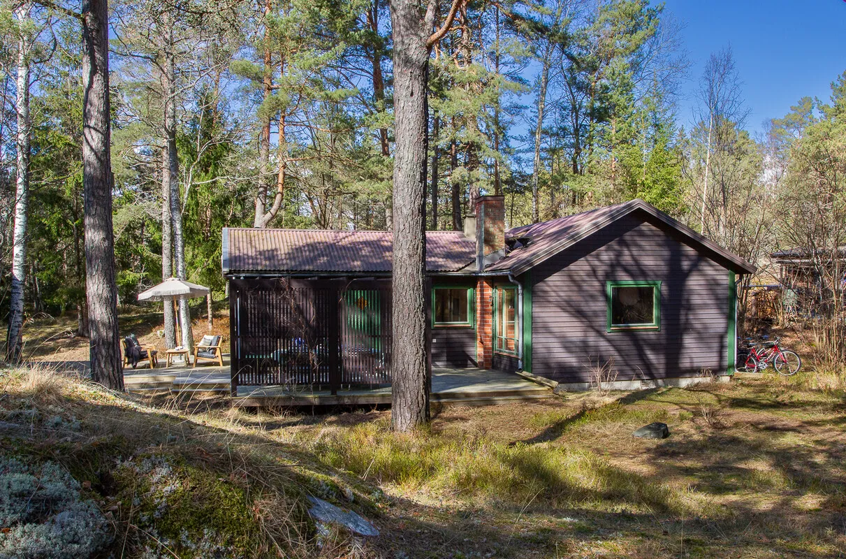 1970s Swedish Country House with Expansive Garden in Muskö - Image 4