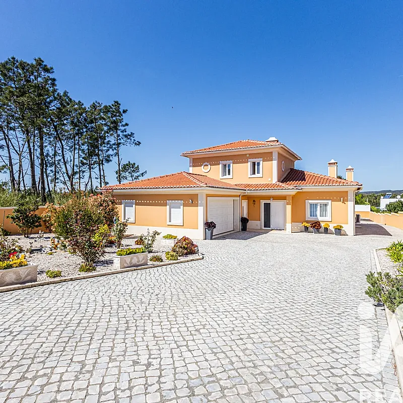 Contemporary 4-Bedroom Villa with Pool and Garden in Coastal Nadadouro