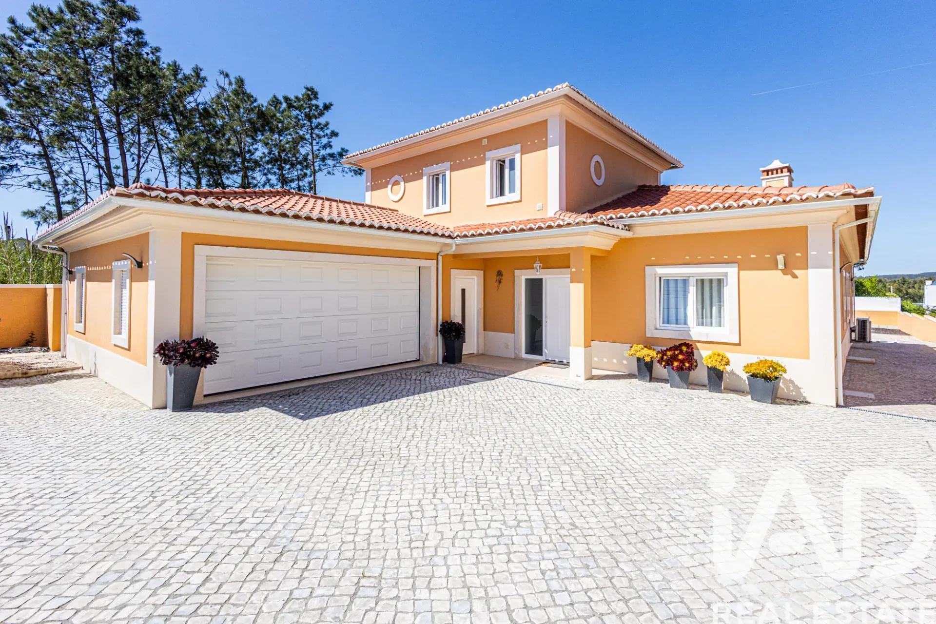 Contemporary 4-Bedroom Villa with Pool and Garden in Coastal Nadadouro - Image 2