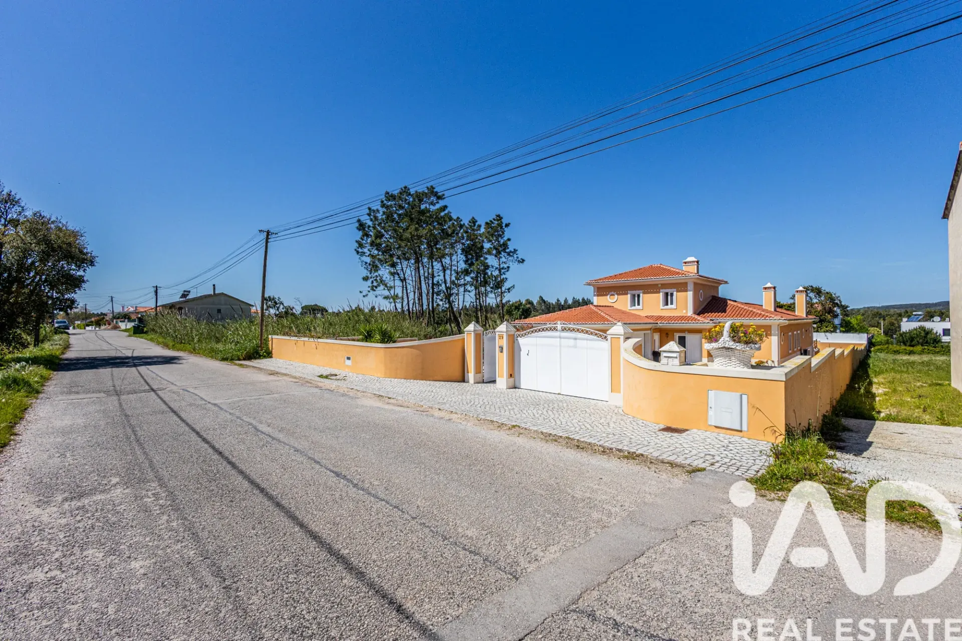 Contemporary 4-Bedroom Villa with Pool and Garden in Coastal Nadadouro - Image 3