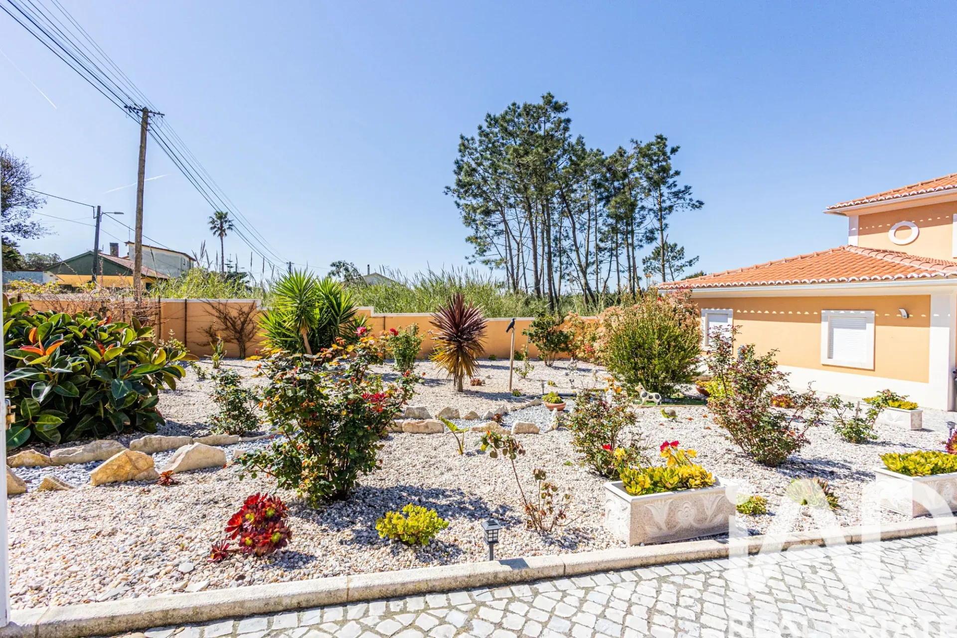 Contemporary 4-Bedroom Villa with Pool and Garden in Coastal Nadadouro - Image 4