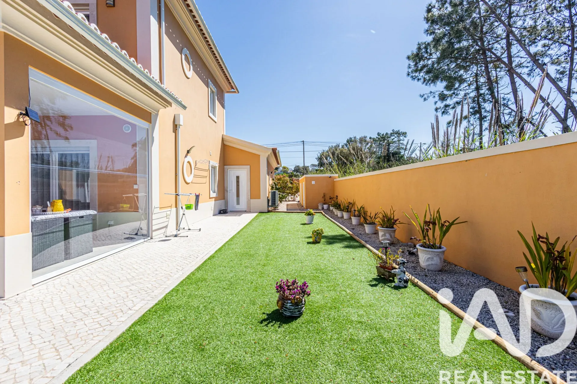 Contemporary 4-Bedroom Villa with Pool and Garden in Coastal Nadadouro - View image 6 of 40