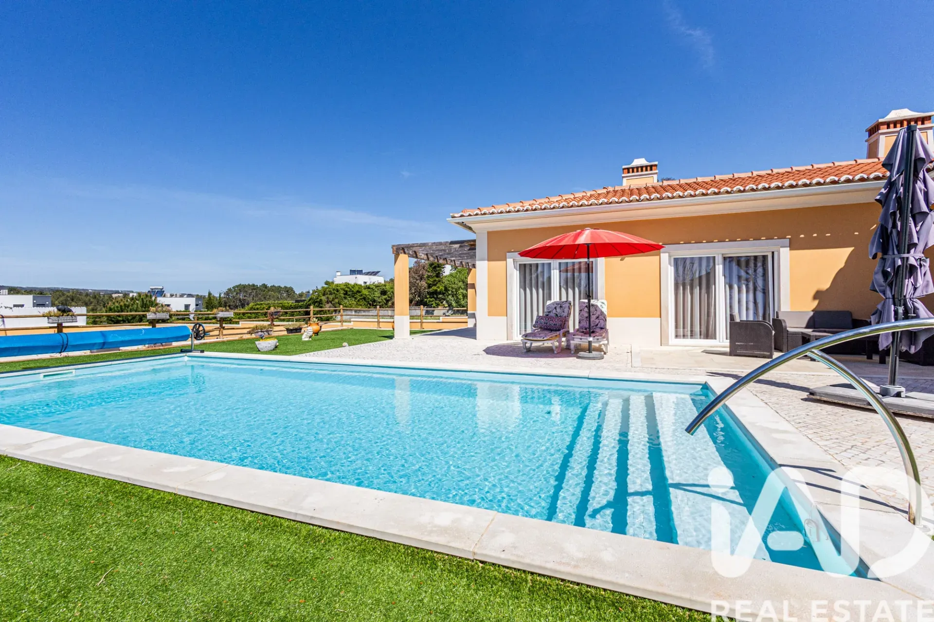 Contemporary 4-Bedroom Villa with Pool and Garden in Coastal Nadadouro - View image 7 of 40