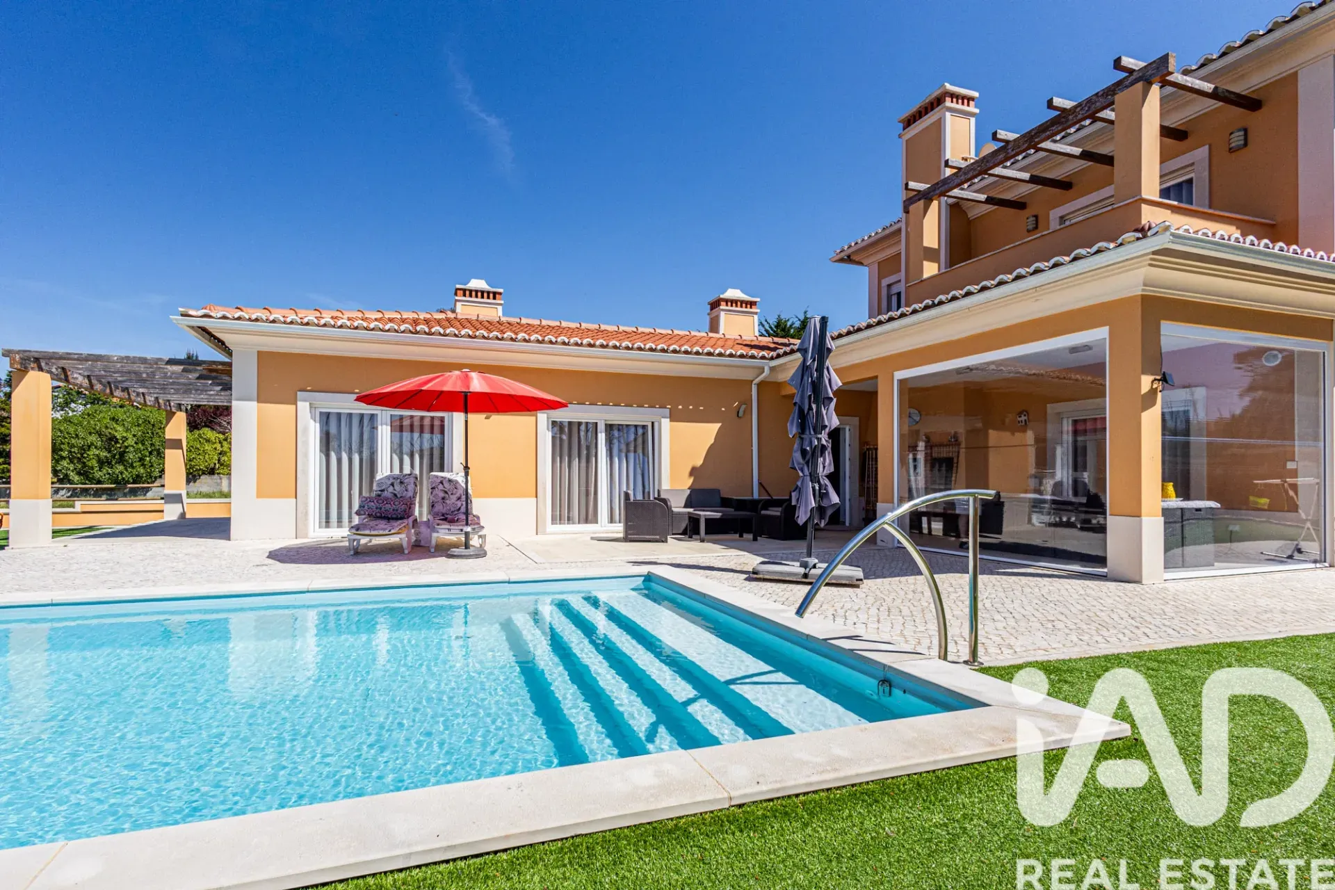 Contemporary 4-Bedroom Villa with Pool and Garden in Coastal Nadadouro - View image 8 of 40