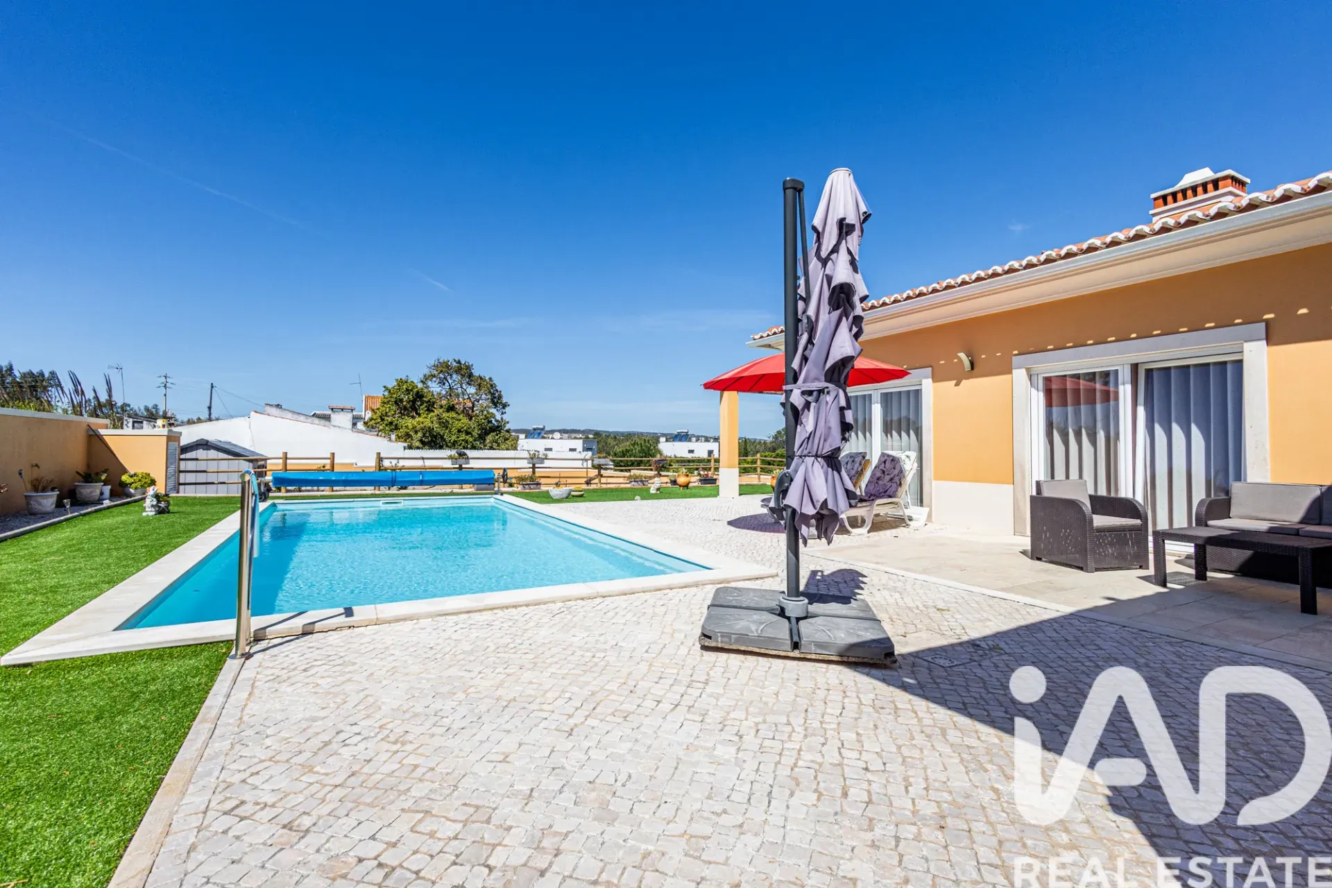 Contemporary 4-Bedroom Villa with Pool and Garden in Coastal Nadadouro - View image 9 of 40