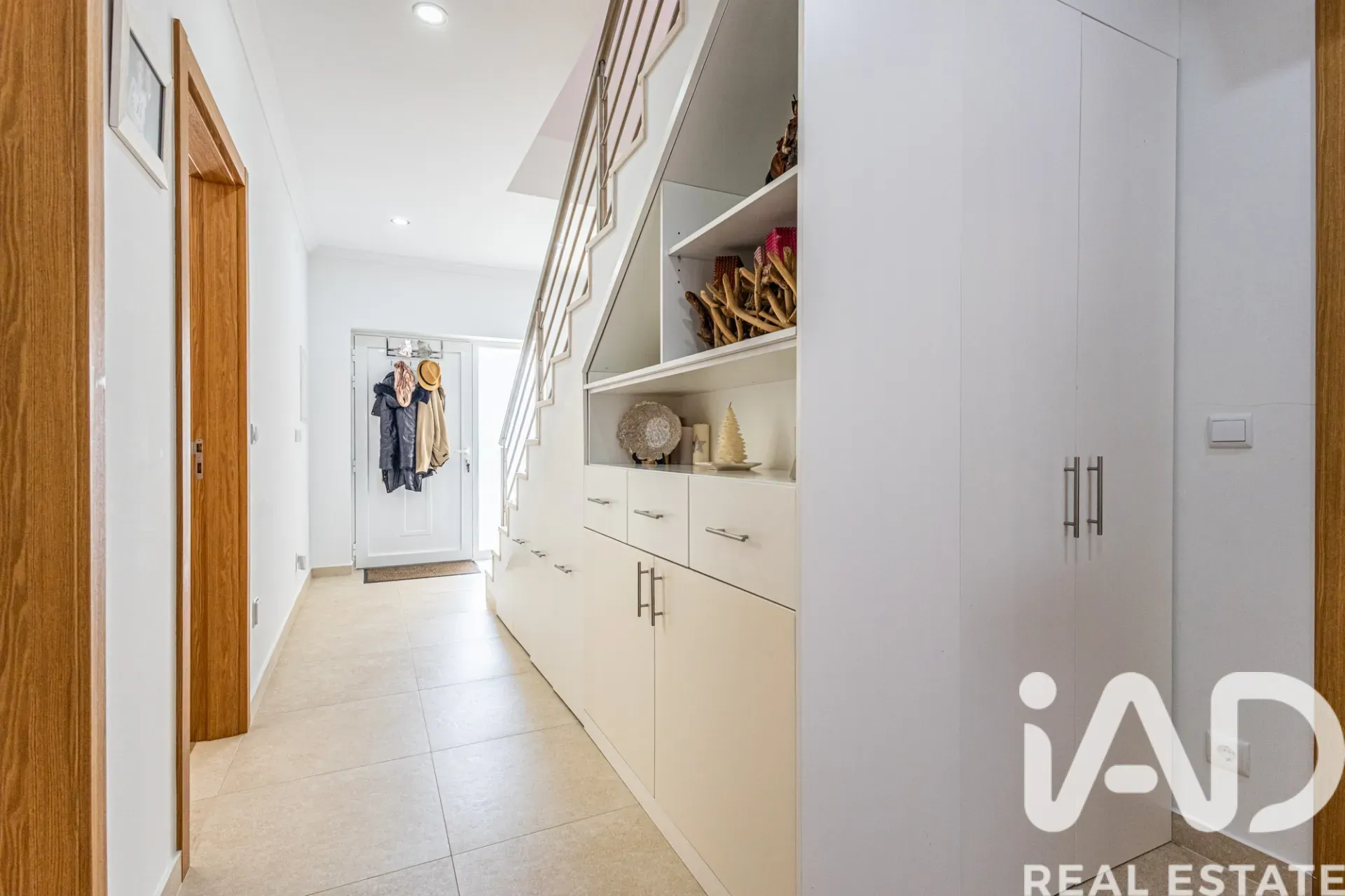 Contemporary 4-Bedroom Villa with Pool and Garden in Coastal Nadadouro - View image 12 of 40