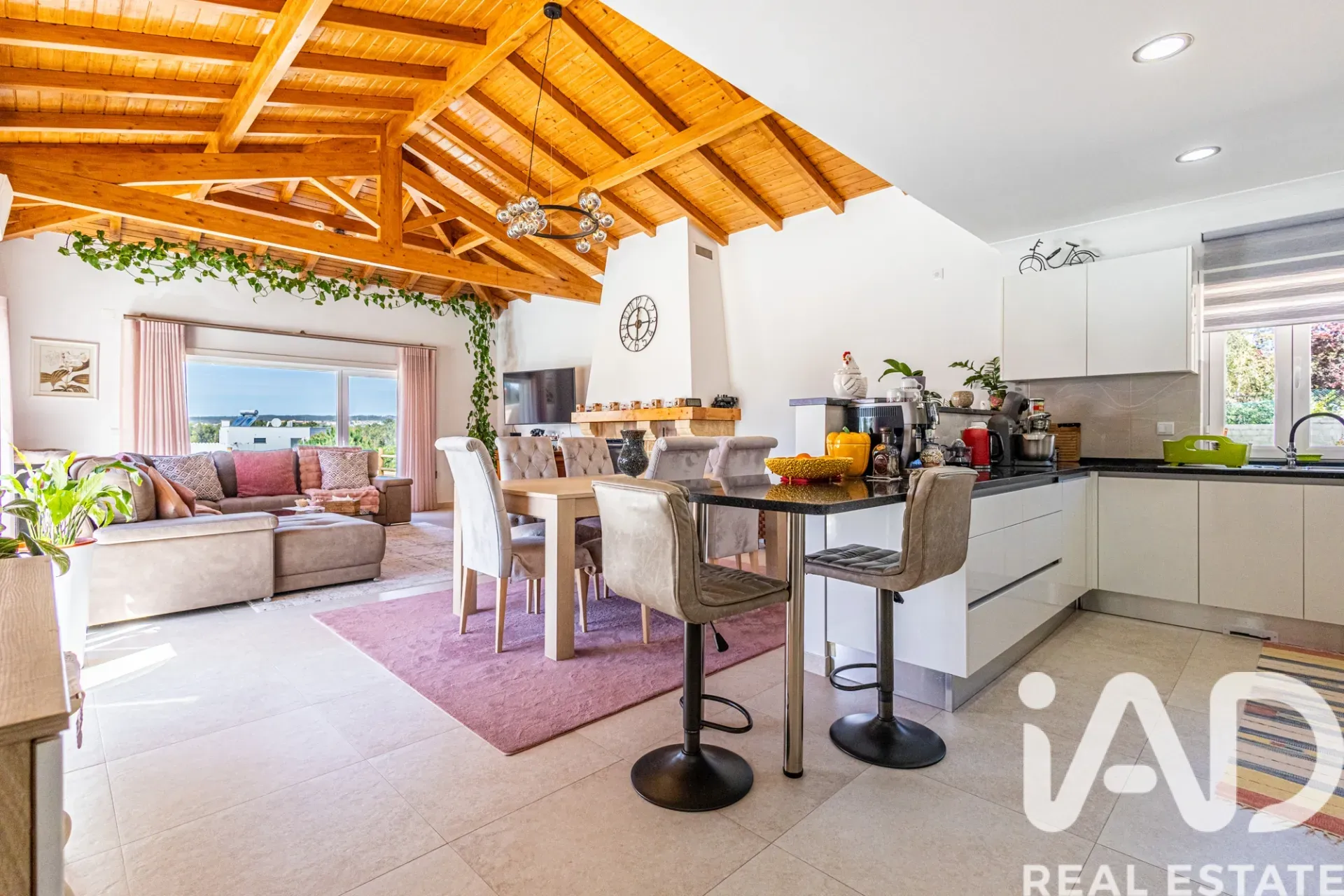 Contemporary 4-Bedroom Villa with Pool and Garden in Coastal Nadadouro - View image 19 of 40