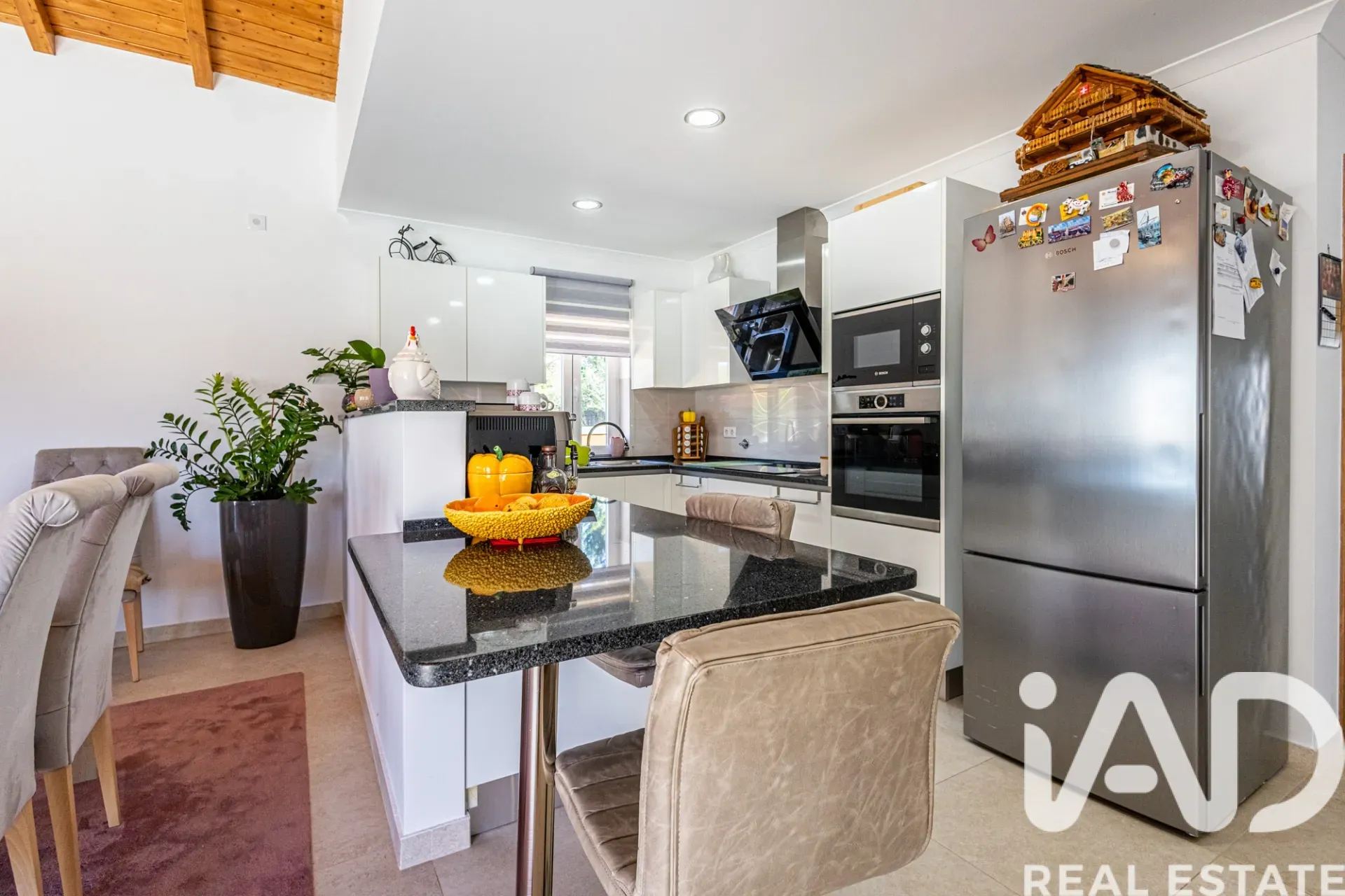 Contemporary 4-Bedroom Villa with Pool and Garden in Coastal Nadadouro - View image 20 of 40