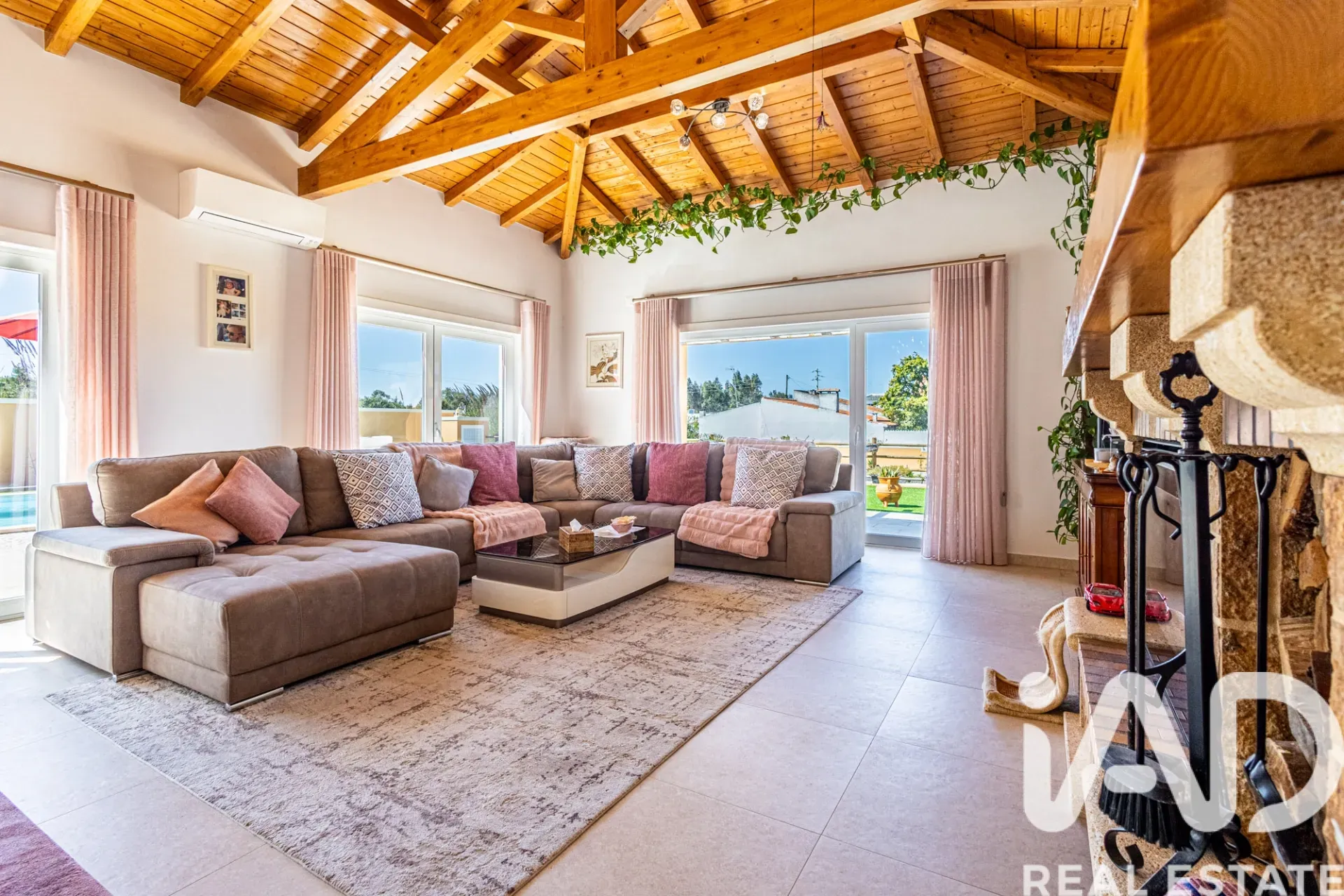 Contemporary 4-Bedroom Villa with Pool and Garden in Coastal Nadadouro - View image 24 of 40