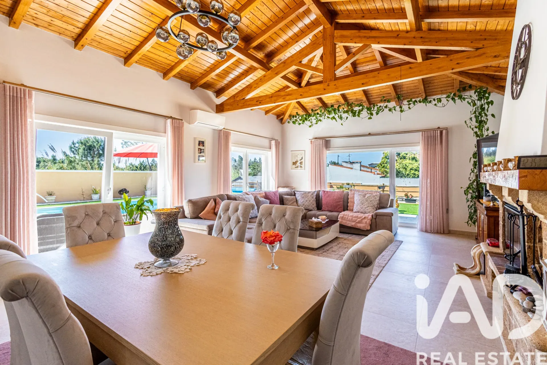 Contemporary 4-Bedroom Villa with Pool and Garden in Coastal Nadadouro - View image 25 of 40