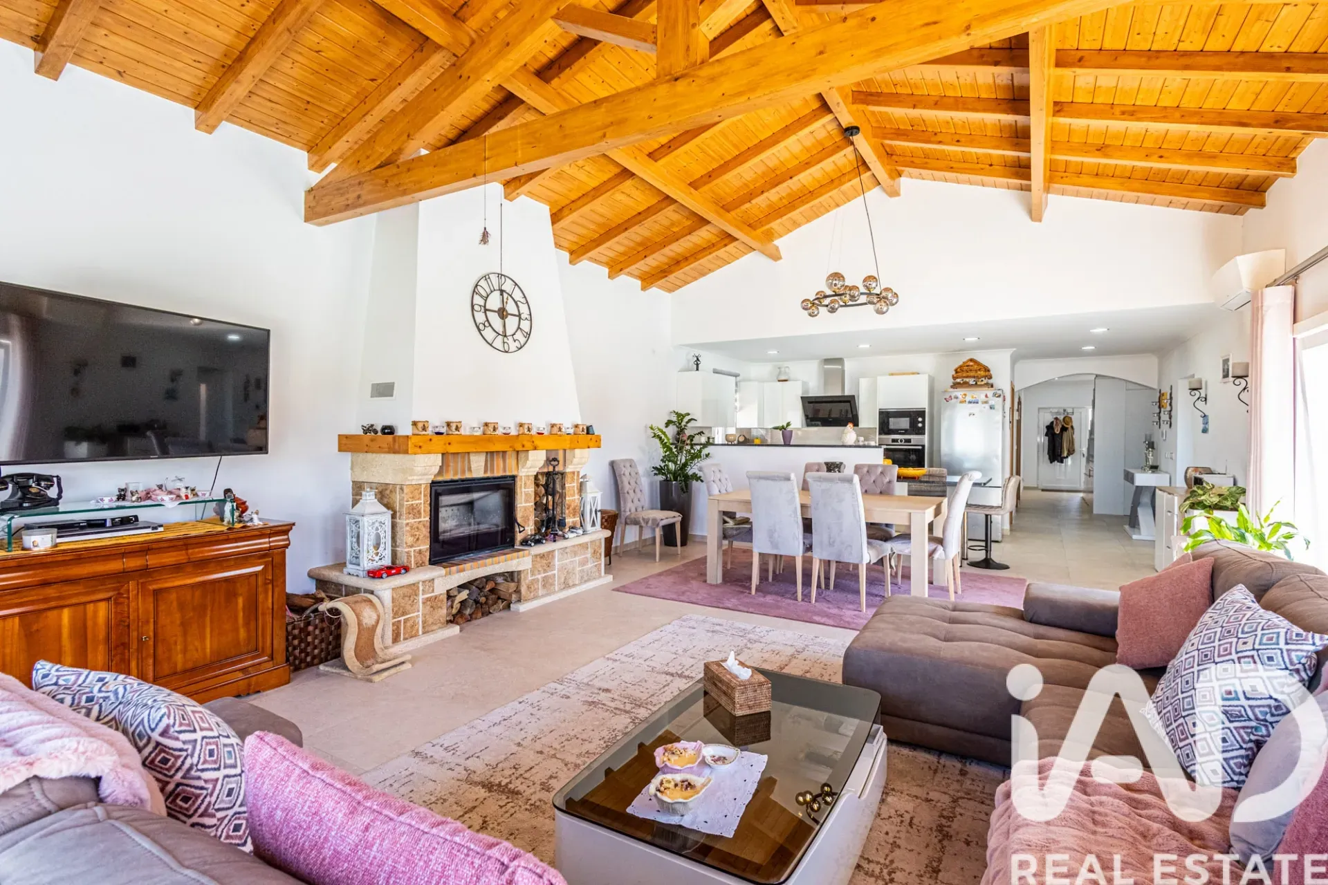 Contemporary 4-Bedroom Villa with Pool and Garden in Coastal Nadadouro - View image 26 of 40