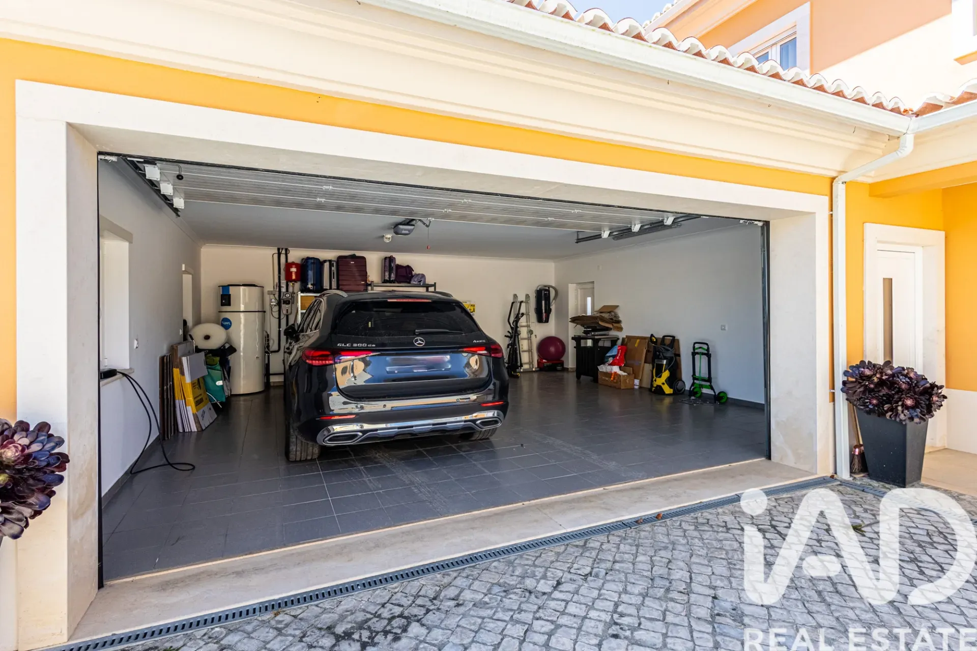 Contemporary 4-Bedroom Villa with Pool and Garden in Coastal Nadadouro - View image 34 of 40