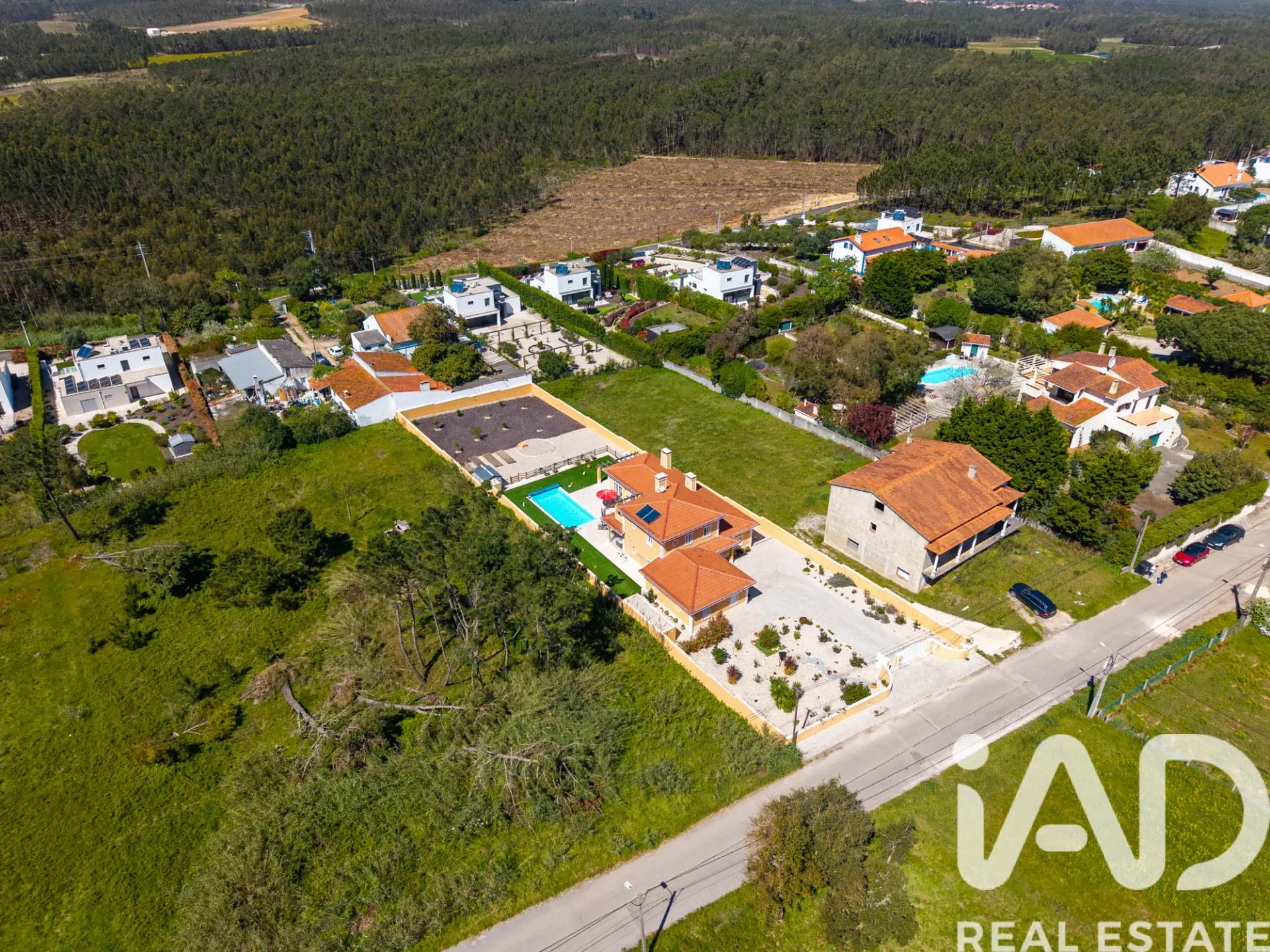 Contemporary 4-Bedroom Villa with Pool and Garden in Coastal Nadadouro - View image 35 of 40