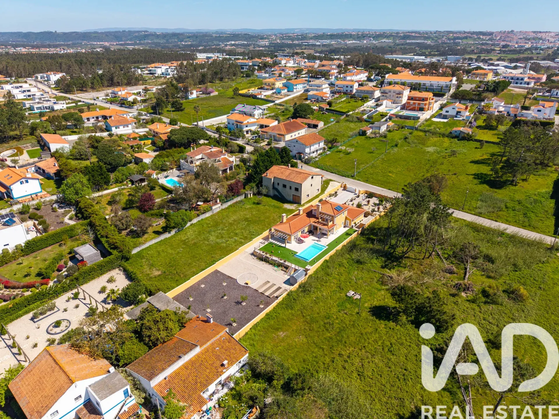 Contemporary 4-Bedroom Villa with Pool and Garden in Coastal Nadadouro - View image 36 of 40