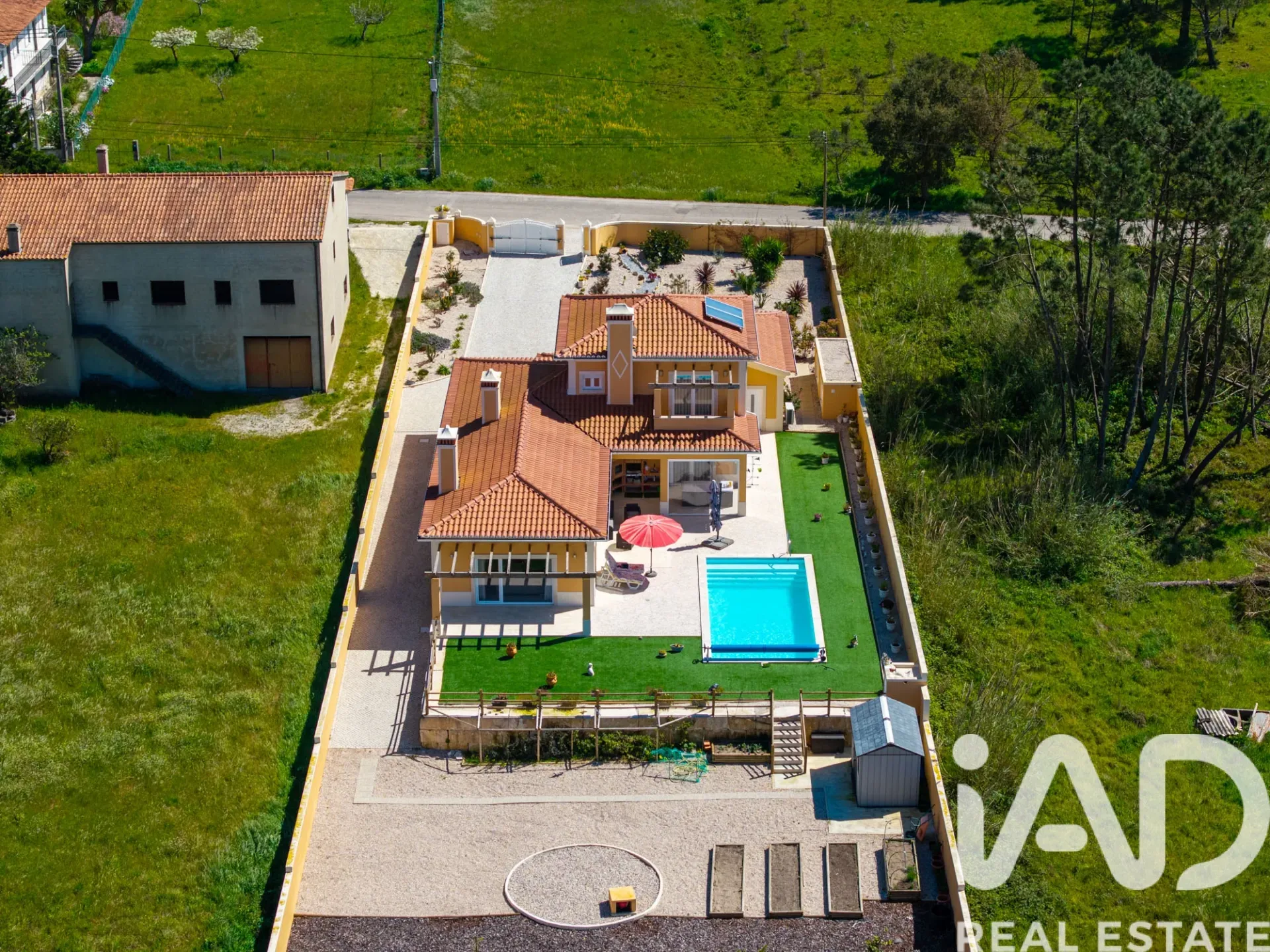 Contemporary 4-Bedroom Villa with Pool and Garden in Coastal Nadadouro - View image 37 of 40