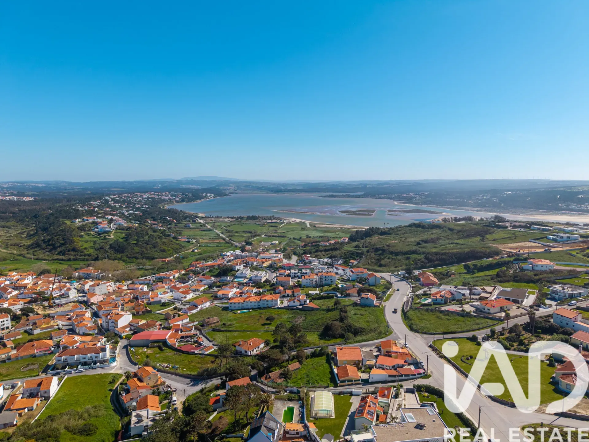 Contemporary 4-Bedroom Villa with Pool and Garden in Coastal Nadadouro - View image 39 of 40