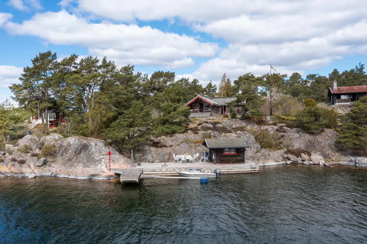 Mid-Century 3-Bedroom Cabin with Expansive Grounds in Scenic Dalarö, Sweden - Image 3