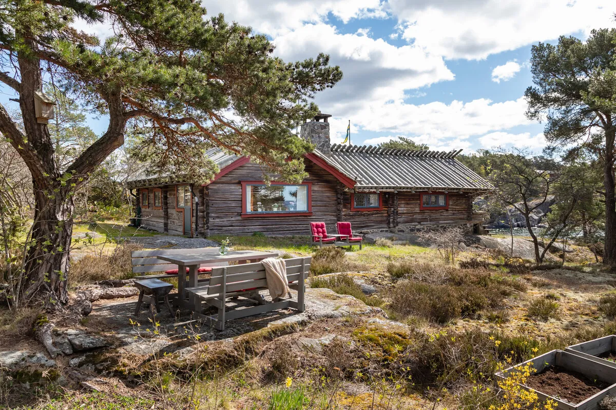 Mid-Century 3-Bedroom Cabin with Expansive Grounds in Scenic Dalarö, Sweden - Image 2