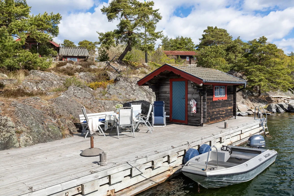 Mid-Century 3-Bedroom Cabin with Expansive Grounds in Scenic Dalarö, Sweden - View image 6 of 50