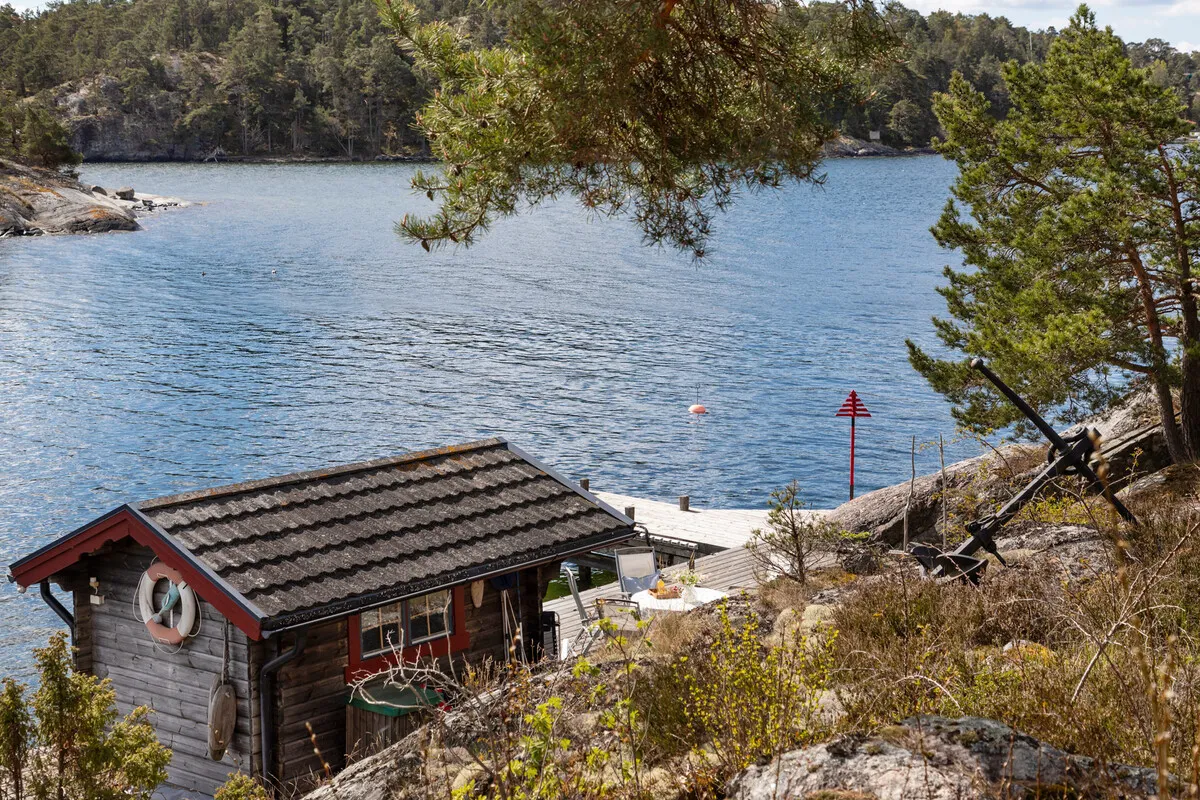 Mid-Century 3-Bedroom Cabin with Expansive Grounds in Scenic Dalarö, Sweden - View image 12 of 50