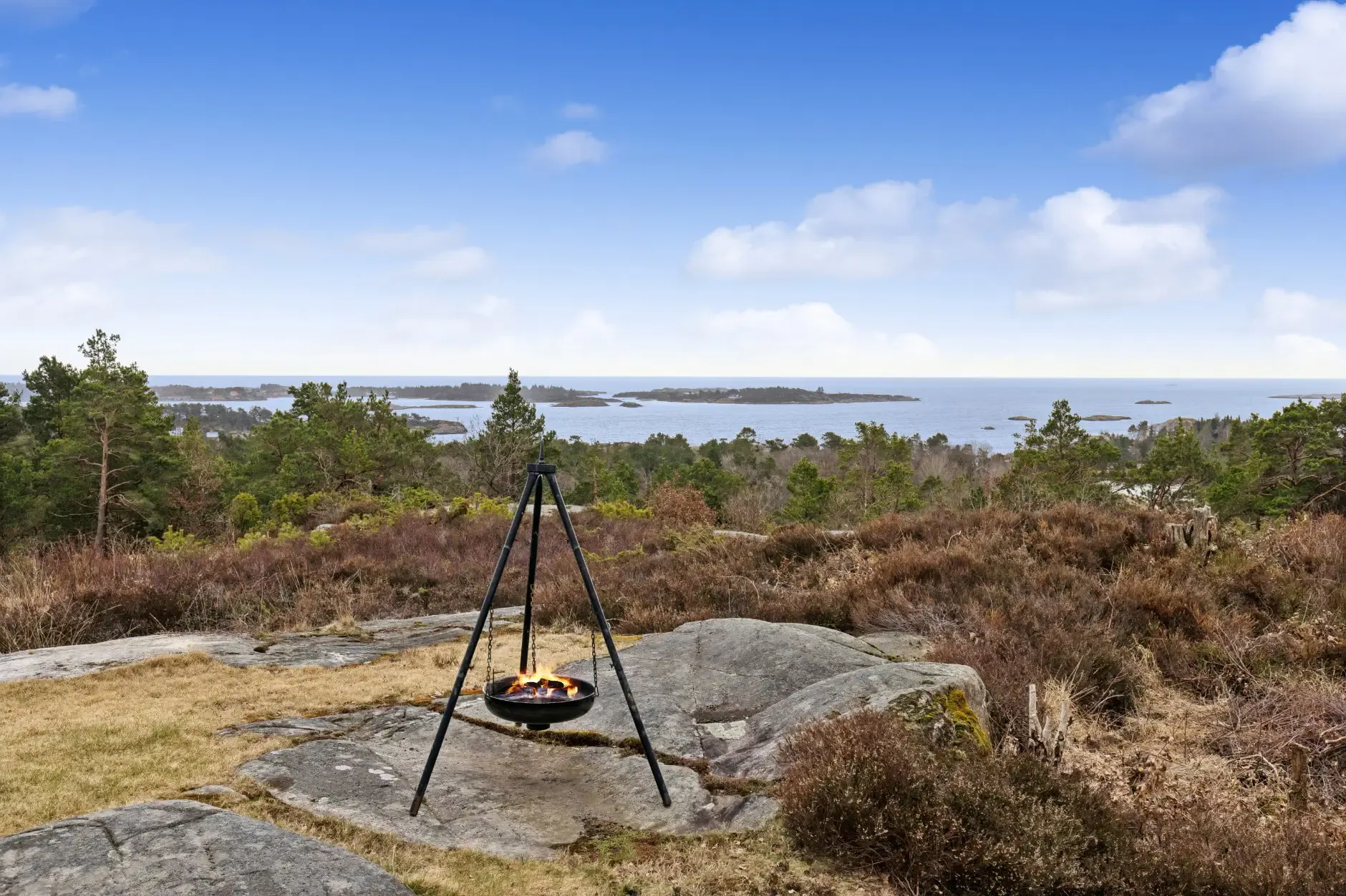 Modern 3-Bedroom Cabin in Grimstad with Sea Views and Expansive Terrace - Image 3