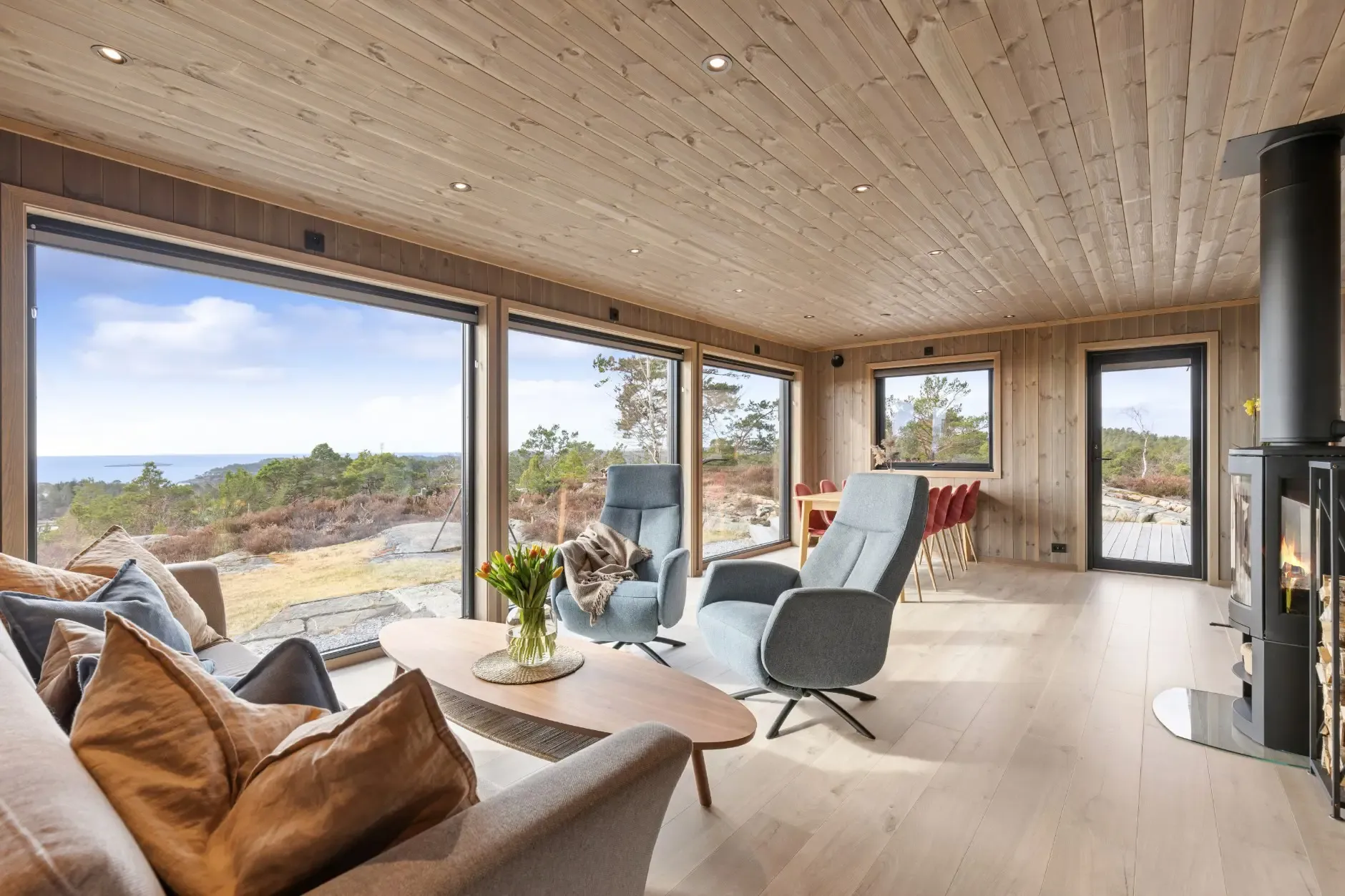 Modern 3-Bedroom Cabin in Grimstad with Sea Views and Expansive Terrace - Image 5