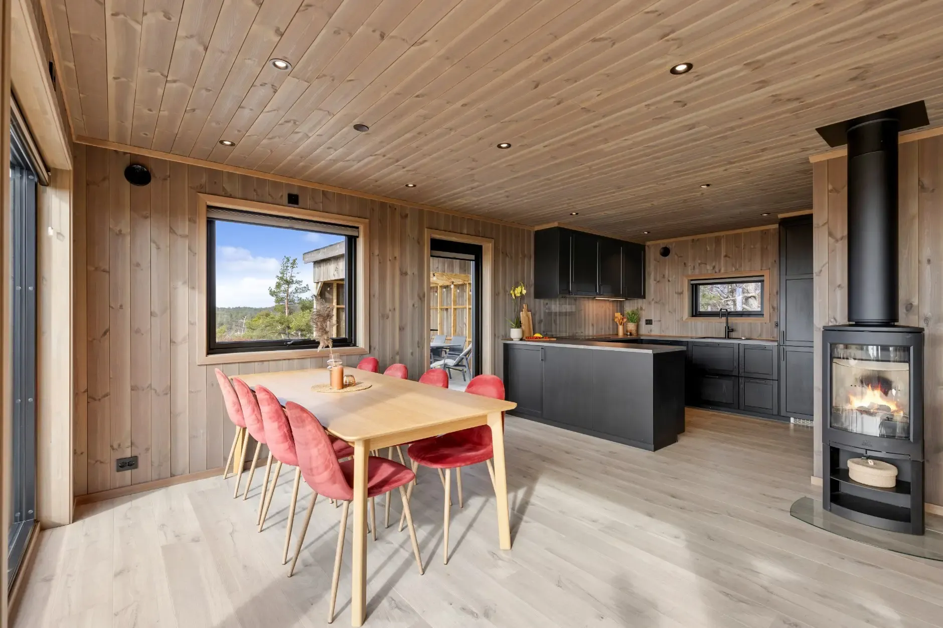 Modern 3-Bedroom Cabin in Grimstad with Sea Views and Expansive Terrace - View image 11 of 28