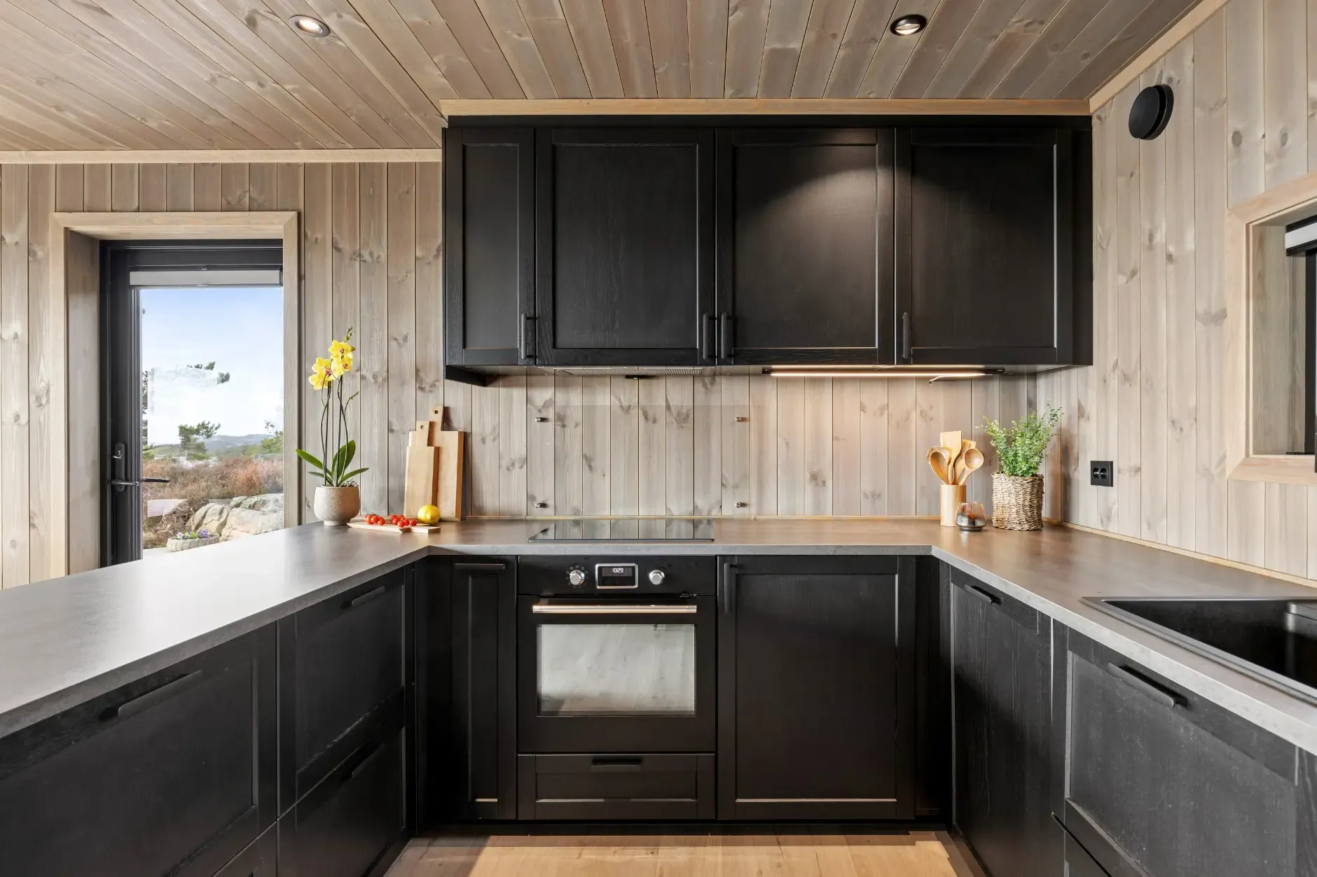 Modern 3-Bedroom Cabin in Grimstad with Sea Views and Expansive Terrace - View image 12 of 28