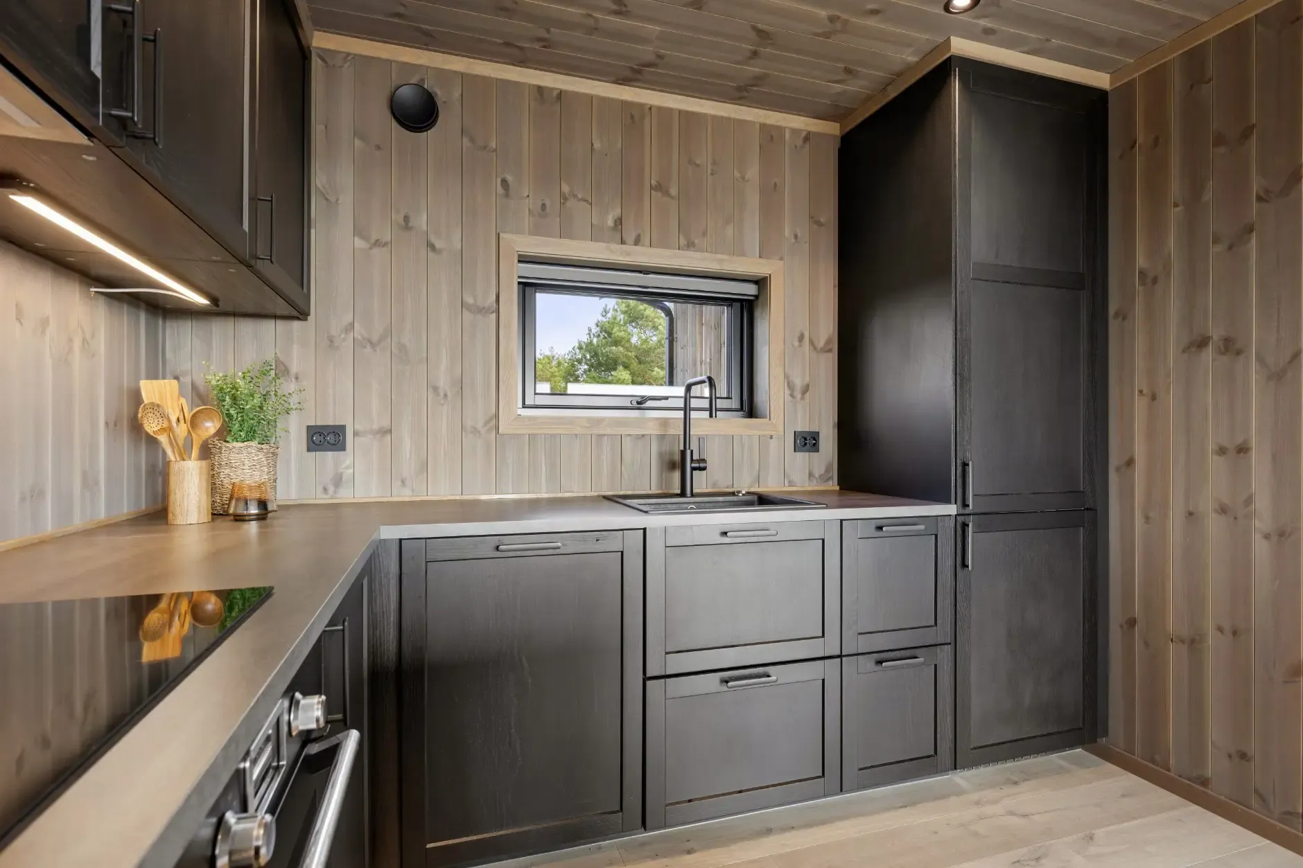 Modern 3-Bedroom Cabin in Grimstad with Sea Views and Expansive Terrace - View image 13 of 28