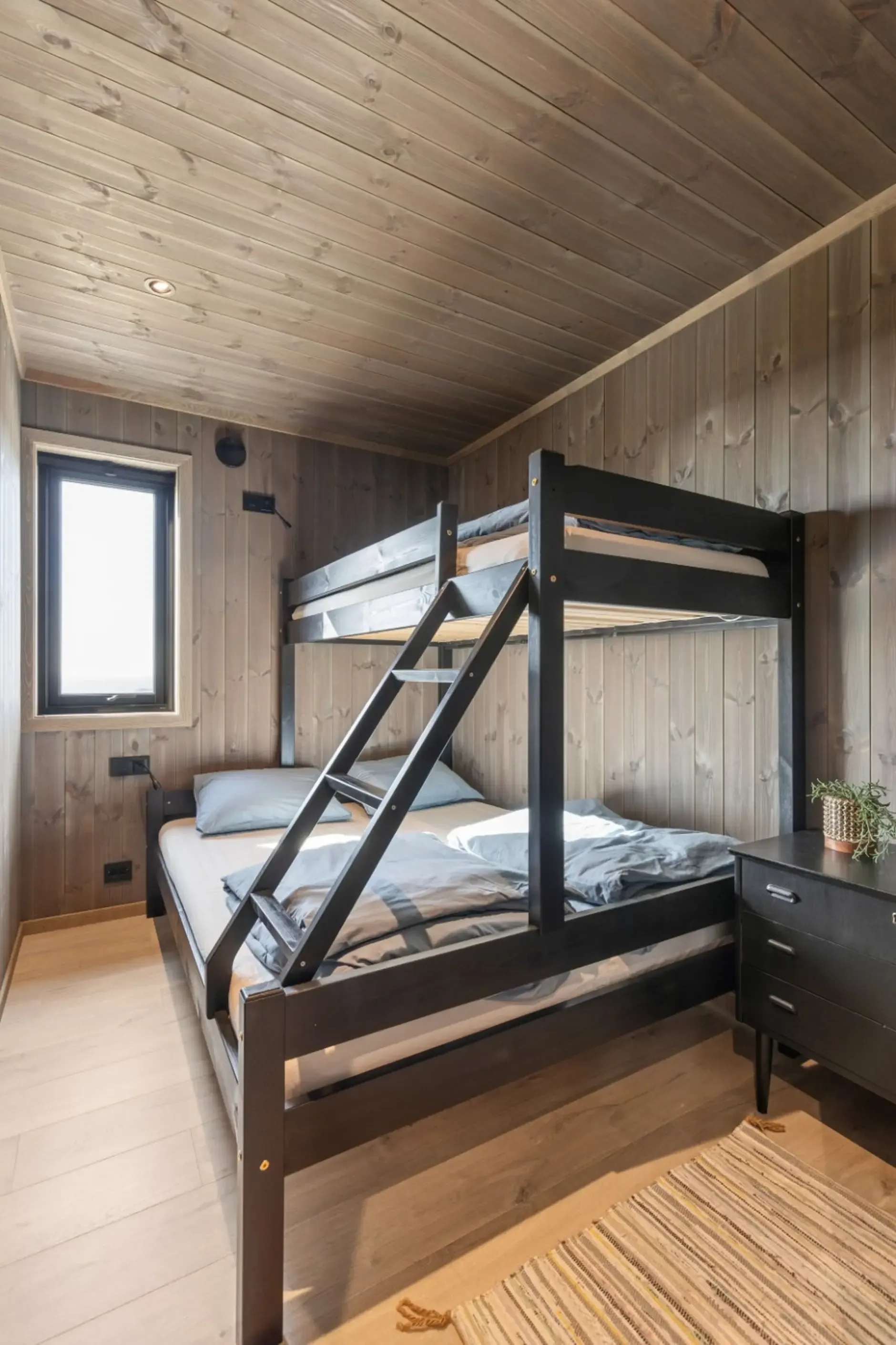 Modern 3-Bedroom Cabin in Grimstad with Sea Views and Expansive Terrace - View image 15 of 28