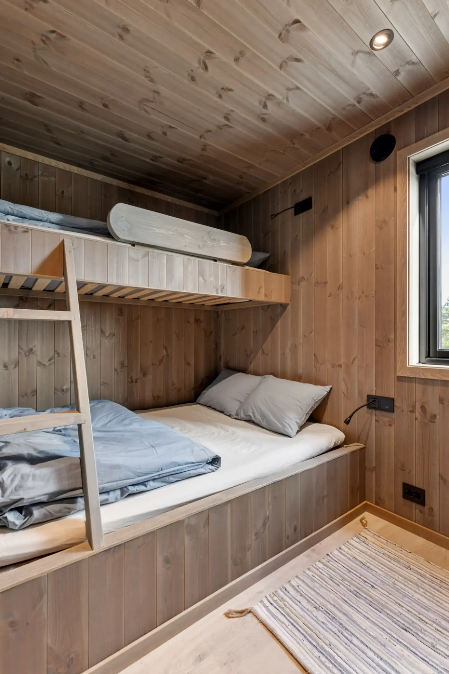 Modern 3-Bedroom Cabin in Grimstad with Sea Views and Expansive Terrace - View image 16 of 28