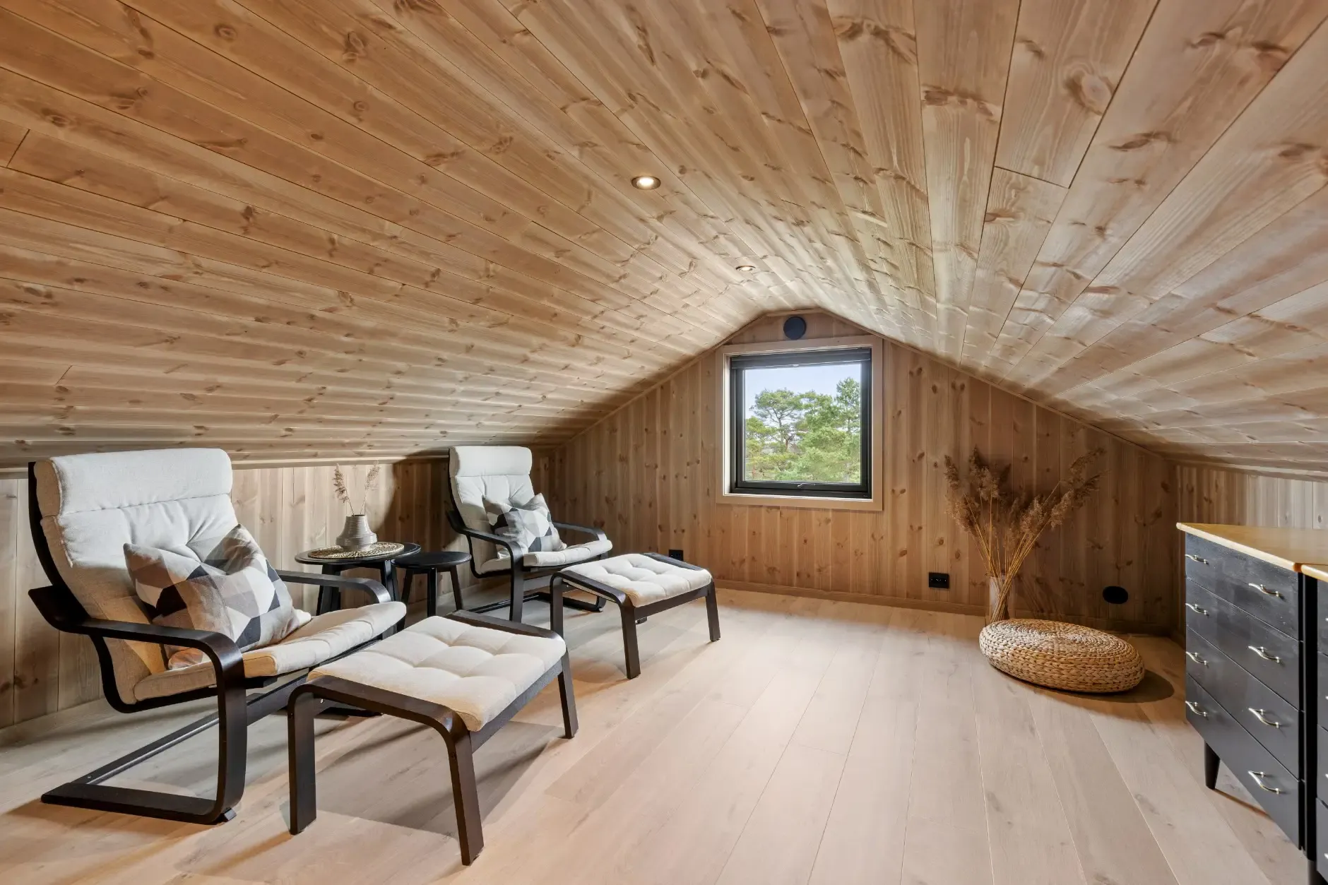 Modern 3-Bedroom Cabin in Grimstad with Sea Views and Expansive Terrace - View image 22 of 28