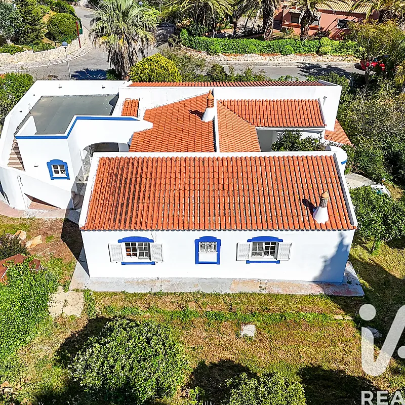 Spacious 3-Bedroom House with Terrace and Parking in Sunny Portimão