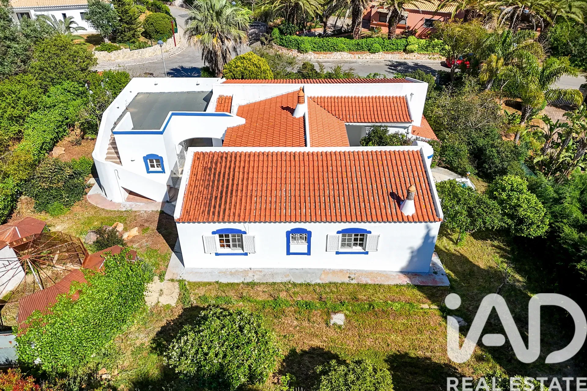 Spacious 3-Bedroom House with Terrace and Parking in Sunny Portimão - Image 1