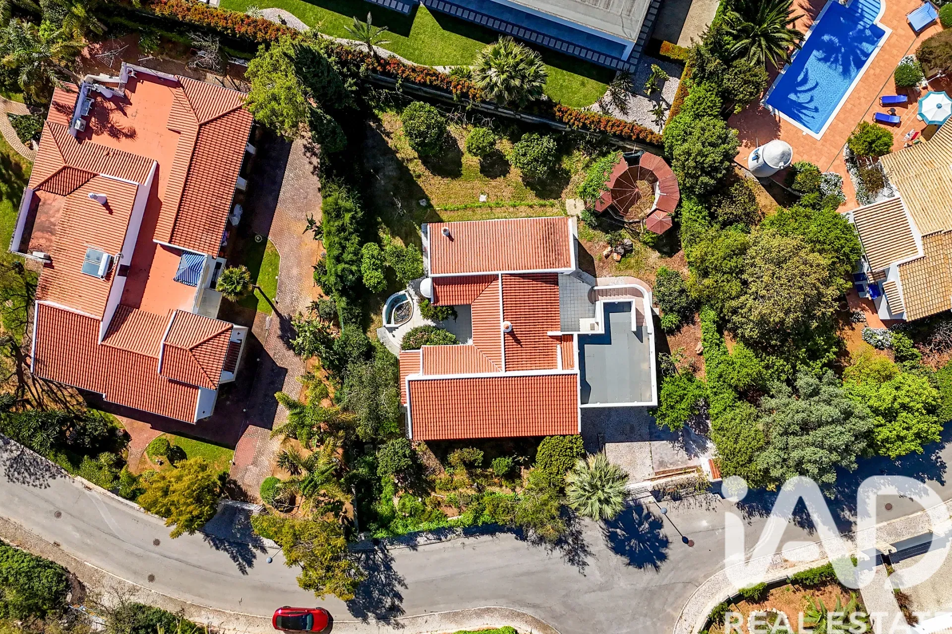 Spacious 3-Bedroom House with Terrace and Parking in Sunny Portimão - Image 2